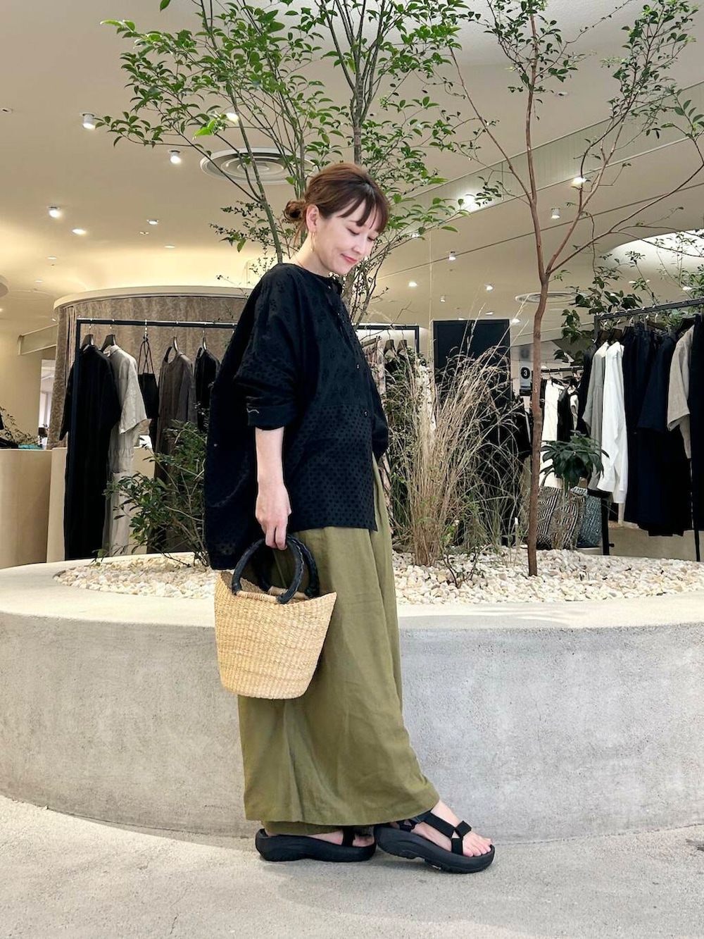 「doors、低身長コーデ、40代、骨格ストレート、イエベ春、ストレート×イエベ春、ストレート×イエベ、万能ブラウスコーデ」｜「かぐれの『2WAY仕様』 ジャガードパッチワークブラウス（シャツ/ブラウス、ブラック系）」を使った、+++ゆき+++さん（レディース・151cm）の夏コーディネートの2枚目の写真