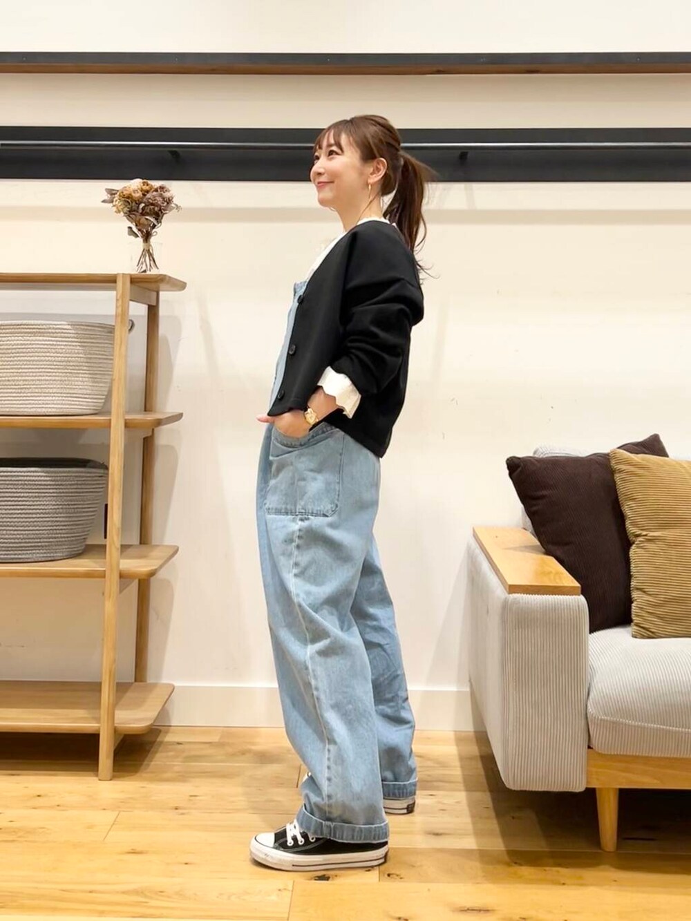 「doors、低身長コーデ、40代、骨格ストレート、イエベ春、ストレート×イエベ春、私の推しデニムスタイル、春色ニットコーデ、スタッフが狙う春の新作」|「URBAN RESEARCH DOORSのウォッシャブルニットVネックカーディガン(カーディガン/ボレロ、ブラック系)」を使った、+++ゆき+++さん(レディース・151cm)の冬コーディネートの2枚目の写真