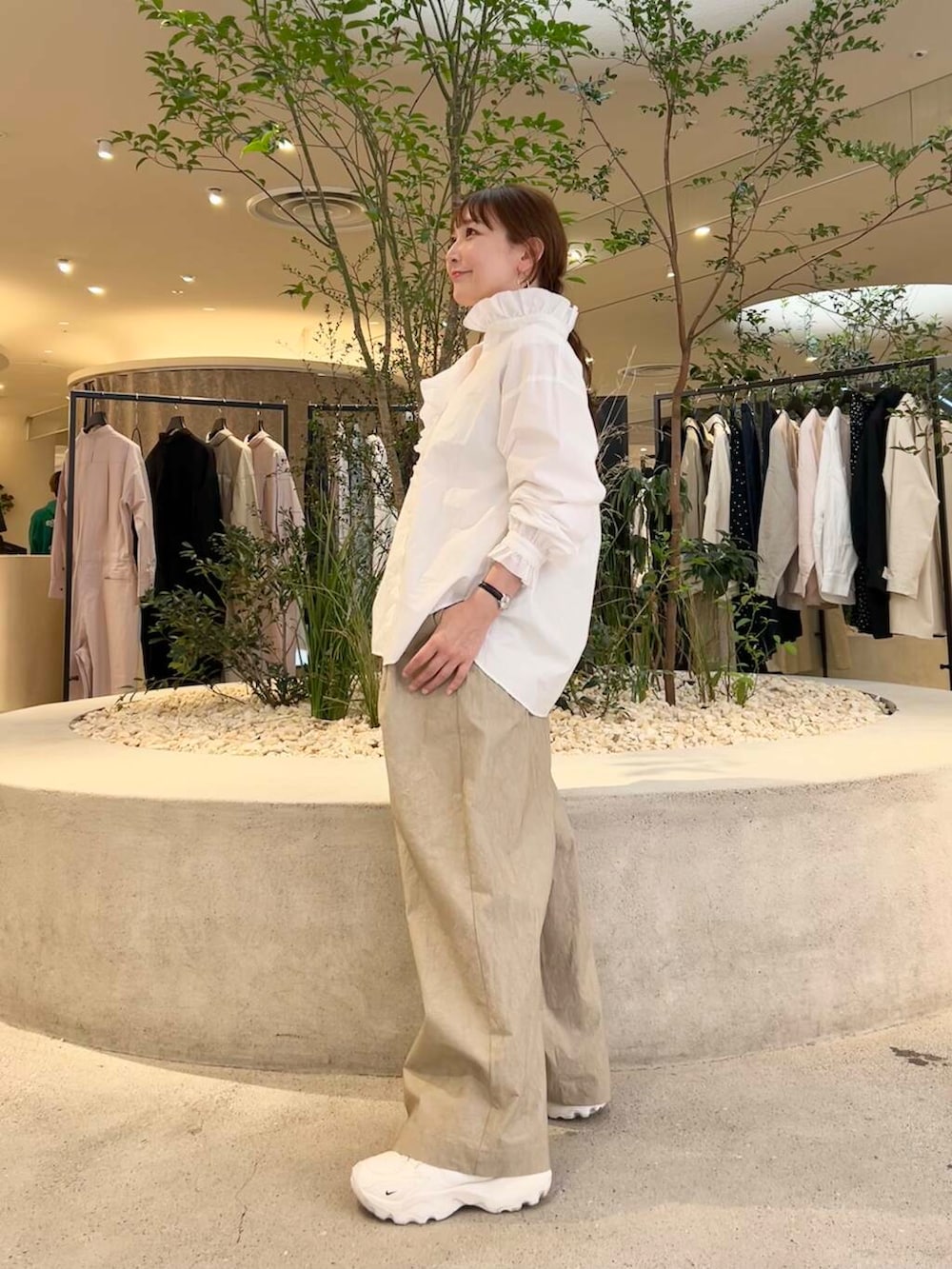 「doors、低身長コーデ、40代、骨格ストレート、イエベ春、ストレート×イエベ春、ストレート×イエベ、シャツが主役の春コーデ」｜「NIKEのNIKE　TC7900（スニーカー、ホワイト系）」を使った、+++ゆき+++さん（レディース・151cm）の春コーディネートの6枚目の写真