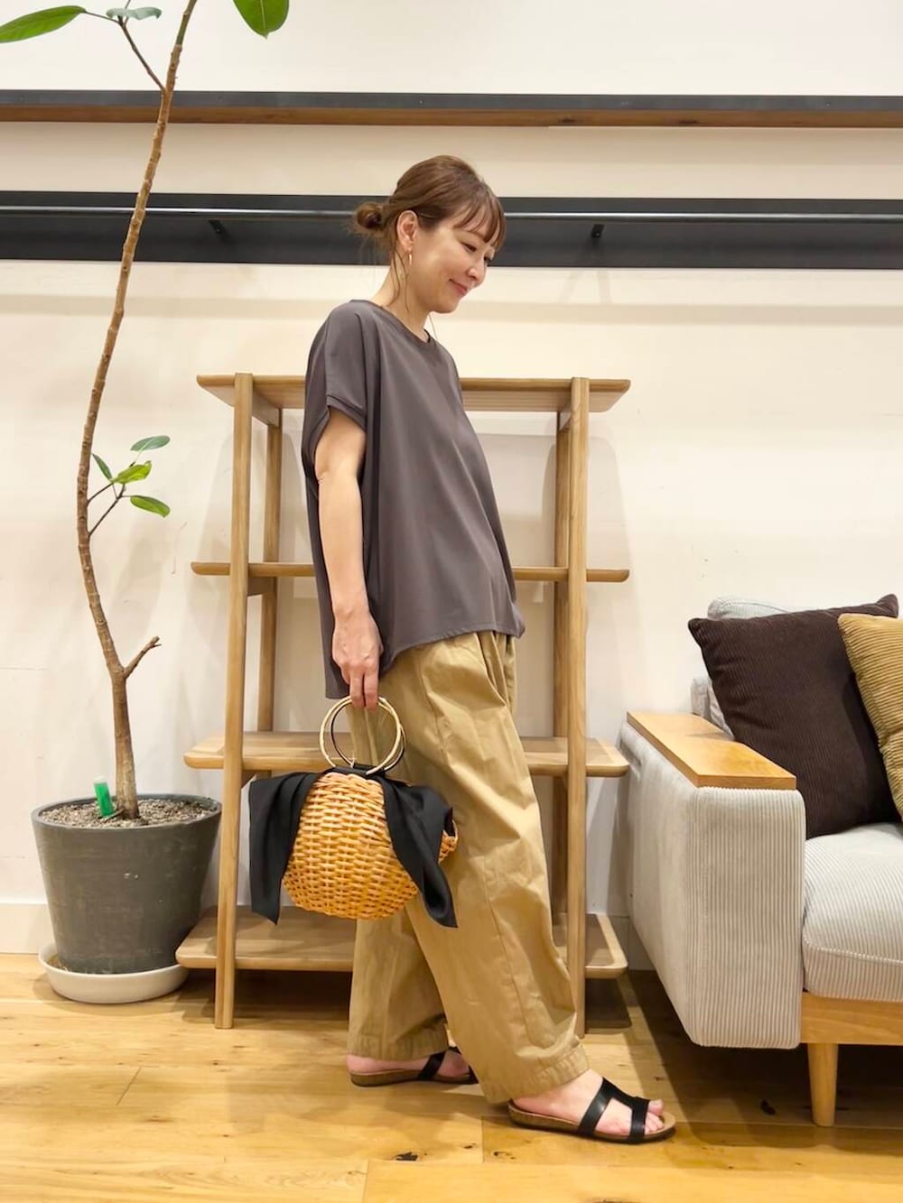 「doors、低身長コーデ、40代、骨格ストレート、イエベ春、きれいめ派のtシャツコーデ、ストレート×イエベ」｜「URBAN RESEARCH DOORSの『UR TECH』汗染み防止ドルマンTシャツ（Tシャツ/カットソー、グレー系）」を使った、+++ゆき+++さん（レディース・151cm）の夏コーディネートの4枚目の写真