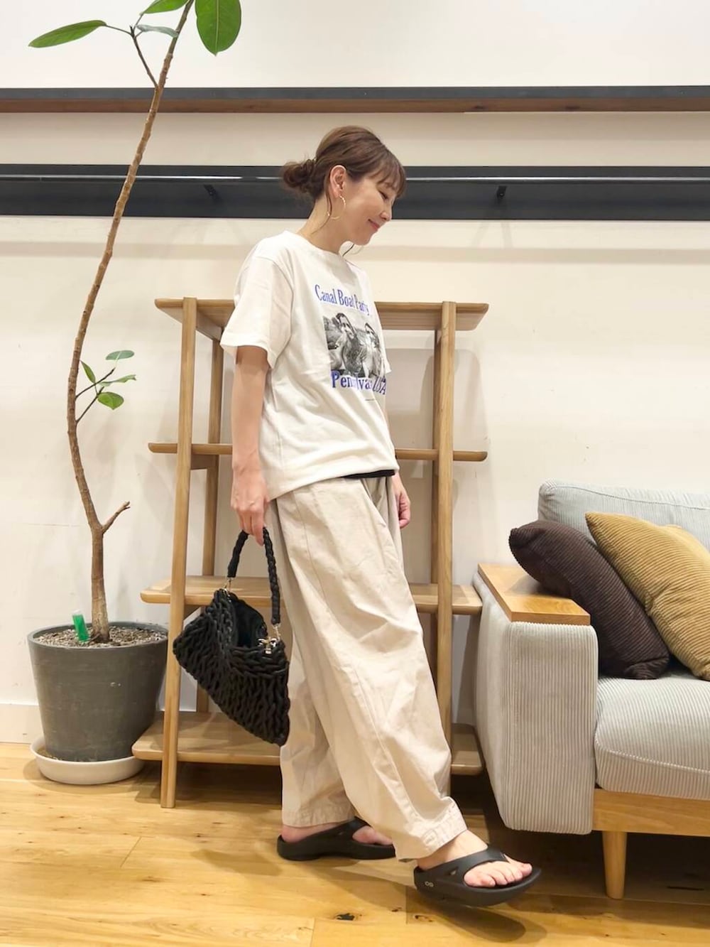「doors、低身長コーデ、40代、骨格ストレート、イエベ春、ストレート×イエベ春、ストレート×イエベ、夏フェスコーデ、私が選ぶセールアイテム25ss」｜「OOFOSのOOFOS　Ooriginal（サンダル、ブラック系）」を使った、+++ゆき+++さん（レディース・151cm）の夏コーディネートの5枚目の写真