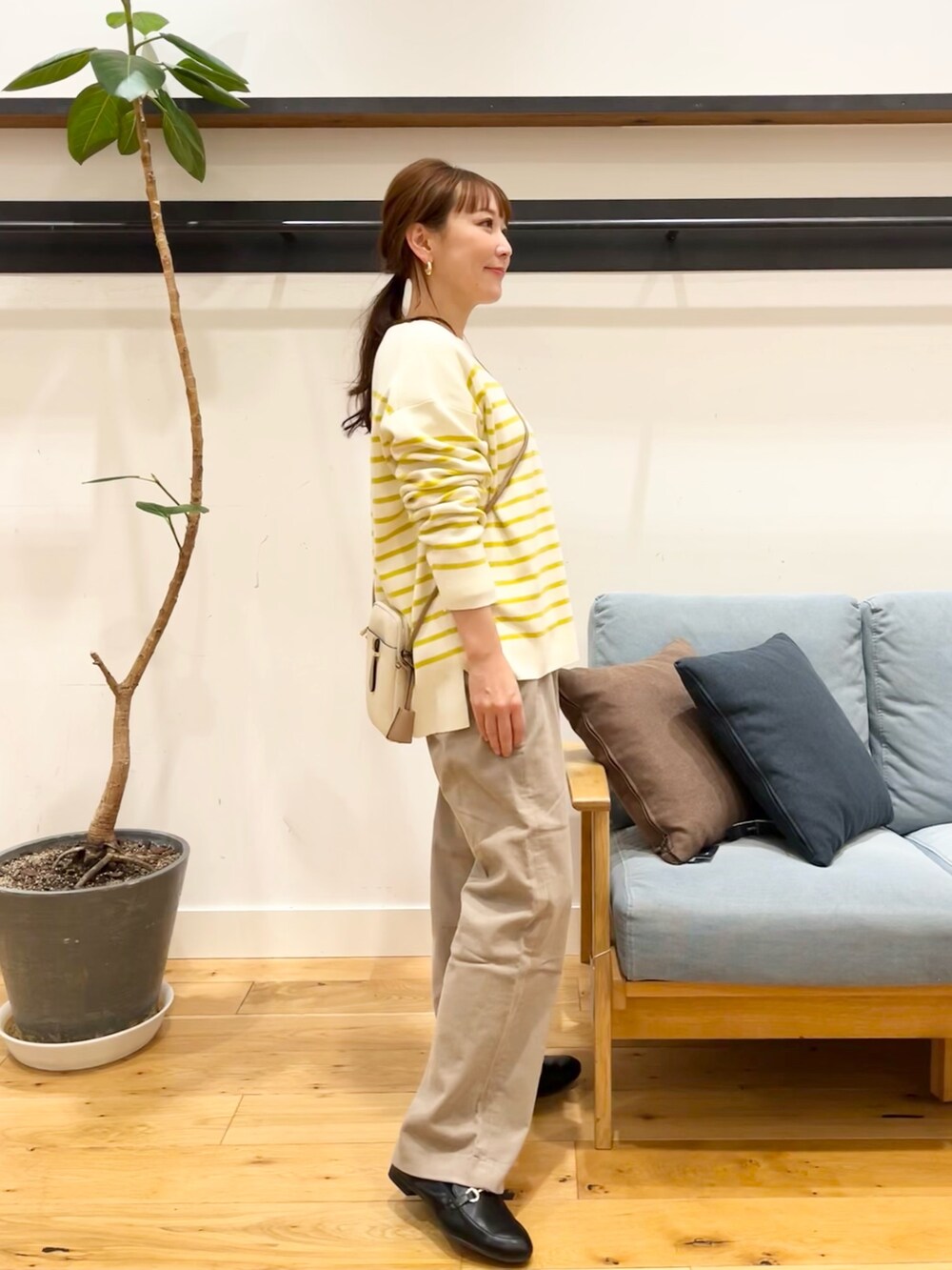 その他のニット/セーター、ベージュ系のその他パンツ、ホワイト系のショルダーバッグを着用したレディースの冬コーディネートの3枚目の写真