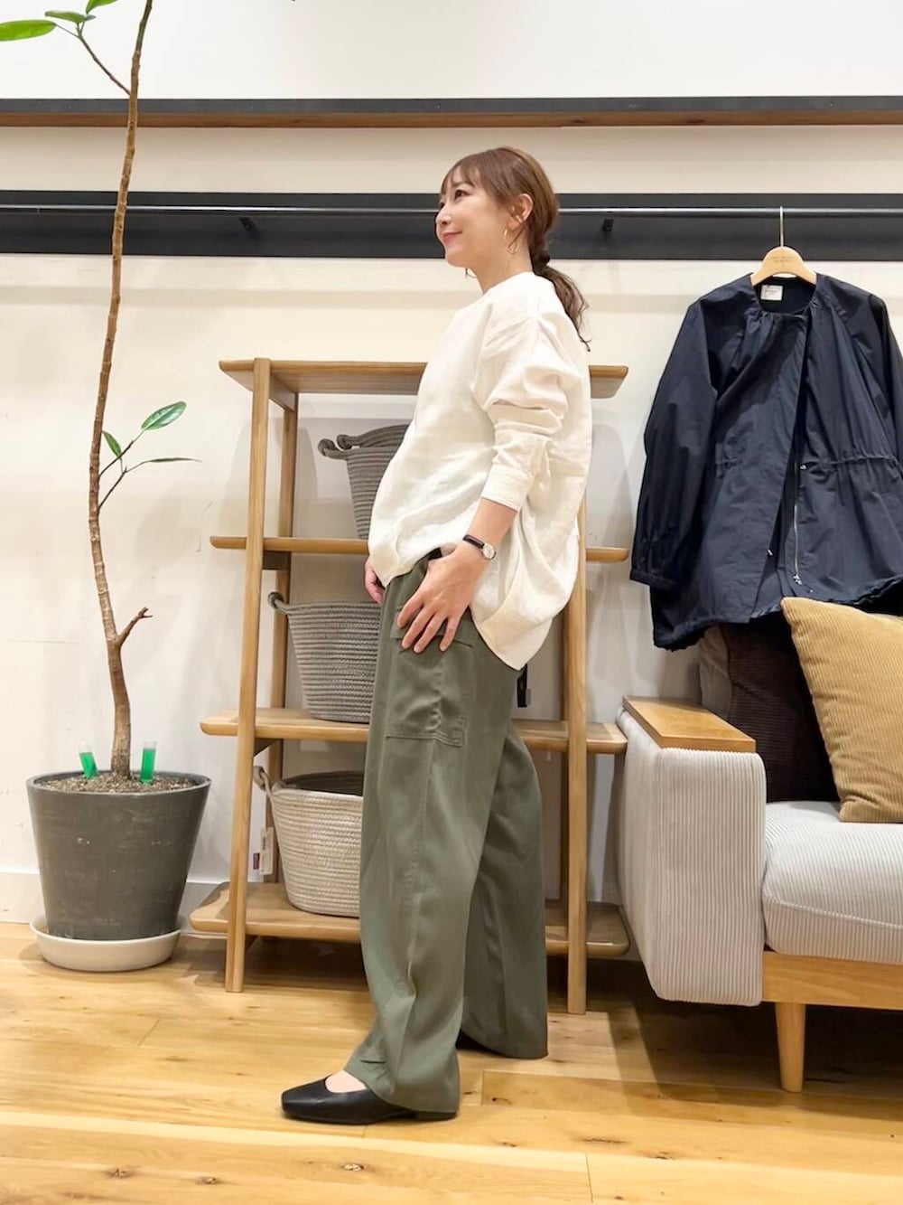 「doors、低身長コーデ、40代、骨格ストレート、イエベ春、ストレート×イエベ春、ストレート×イエベ、シャツが主役の春コーデ」|「RODE SKOの『MADE IN JAPAN』スクエアトゥメリージェーンシューズ(バレエシューズ、ブラック系)」を使った、+++ゆき+++さん(レディース・151cm)の春コーディネートの2枚目の写真