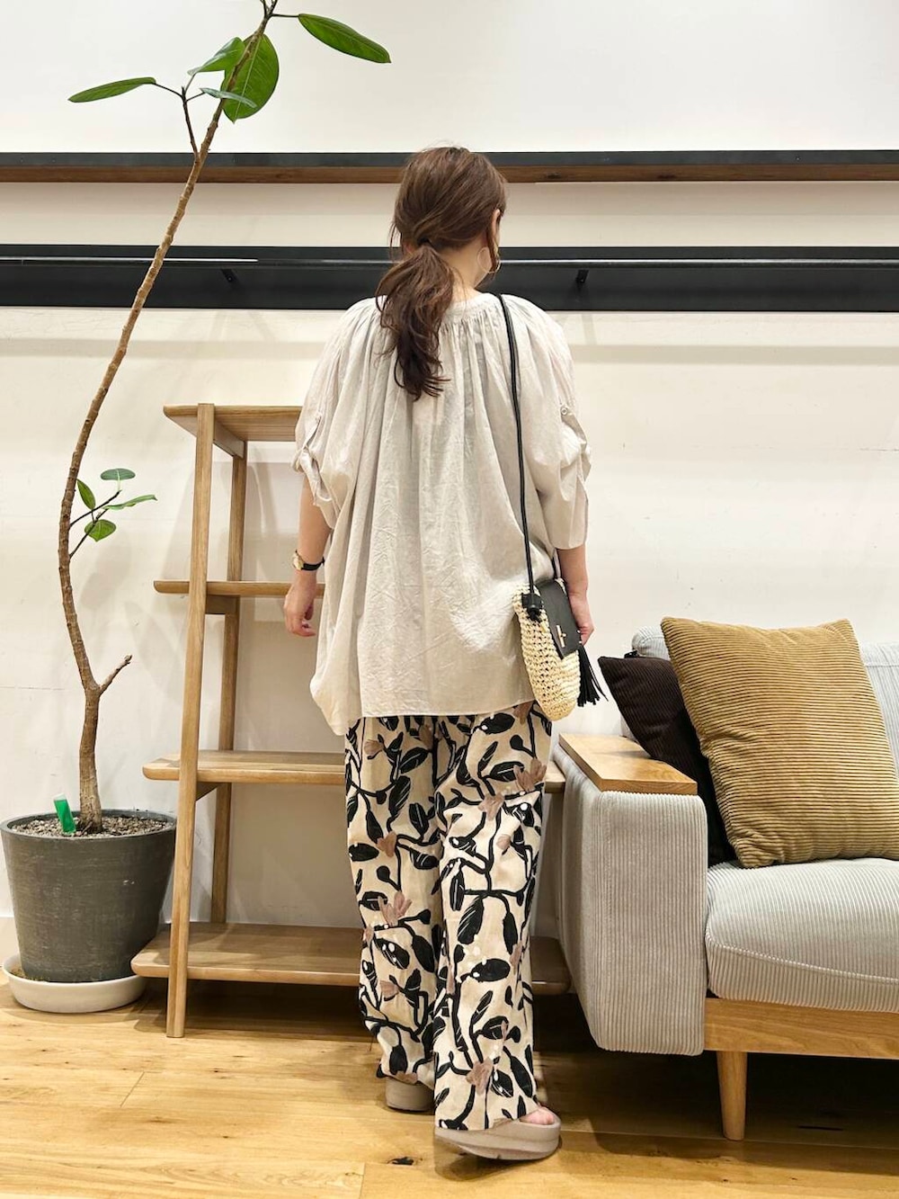 「doors、低身長コーデ、40代、骨格ストレート、イエベ春、ストレート×イエベ春、ストレート×イエベ、洒落見えイージーパンツ×サンダル、私が選ぶセールアイテム25ss」｜「RODE SKOのペーパーコンビショルダーバッグ（ショルダーバッグ、ベージュ系）」を使った、+++ゆき+++さん（レディース・151cm）の夏コーディネートの3枚目の写真