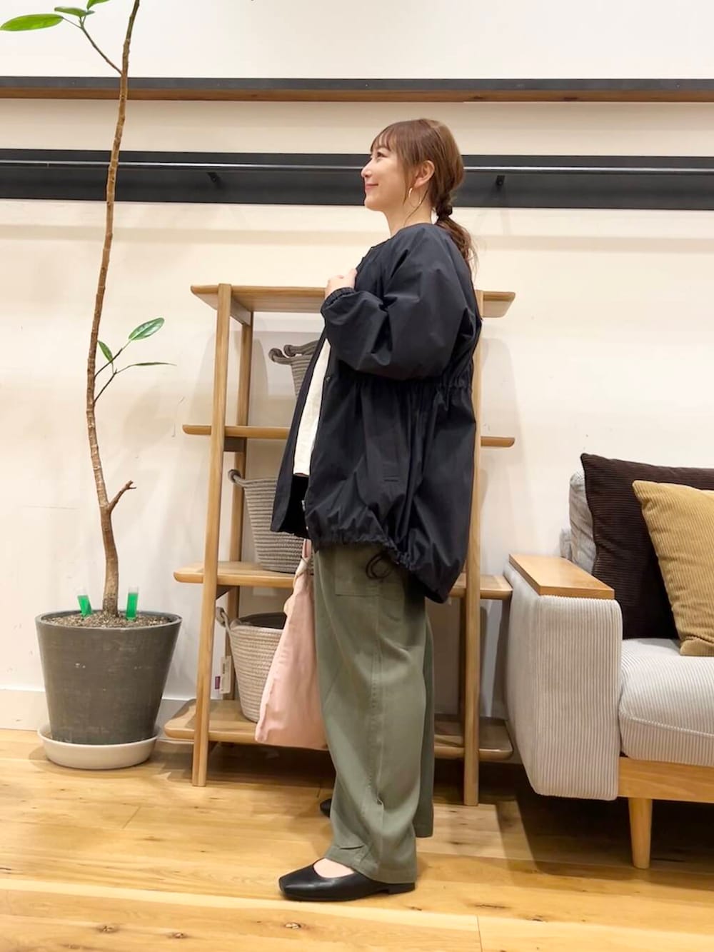 「doors、低身長コーデ、40代、骨格ストレート、イエベ春、ストレート×イエベ春、ストレート×イエベ、シャツが主役の春コーデ」|「RODE SKOの『MADE IN JAPAN』スクエアトゥメリージェーンシューズ(バレエシューズ、ブラック系)」を使った、+++ゆき+++さん(レディース・151cm)の春コーディネートの6枚目の写真