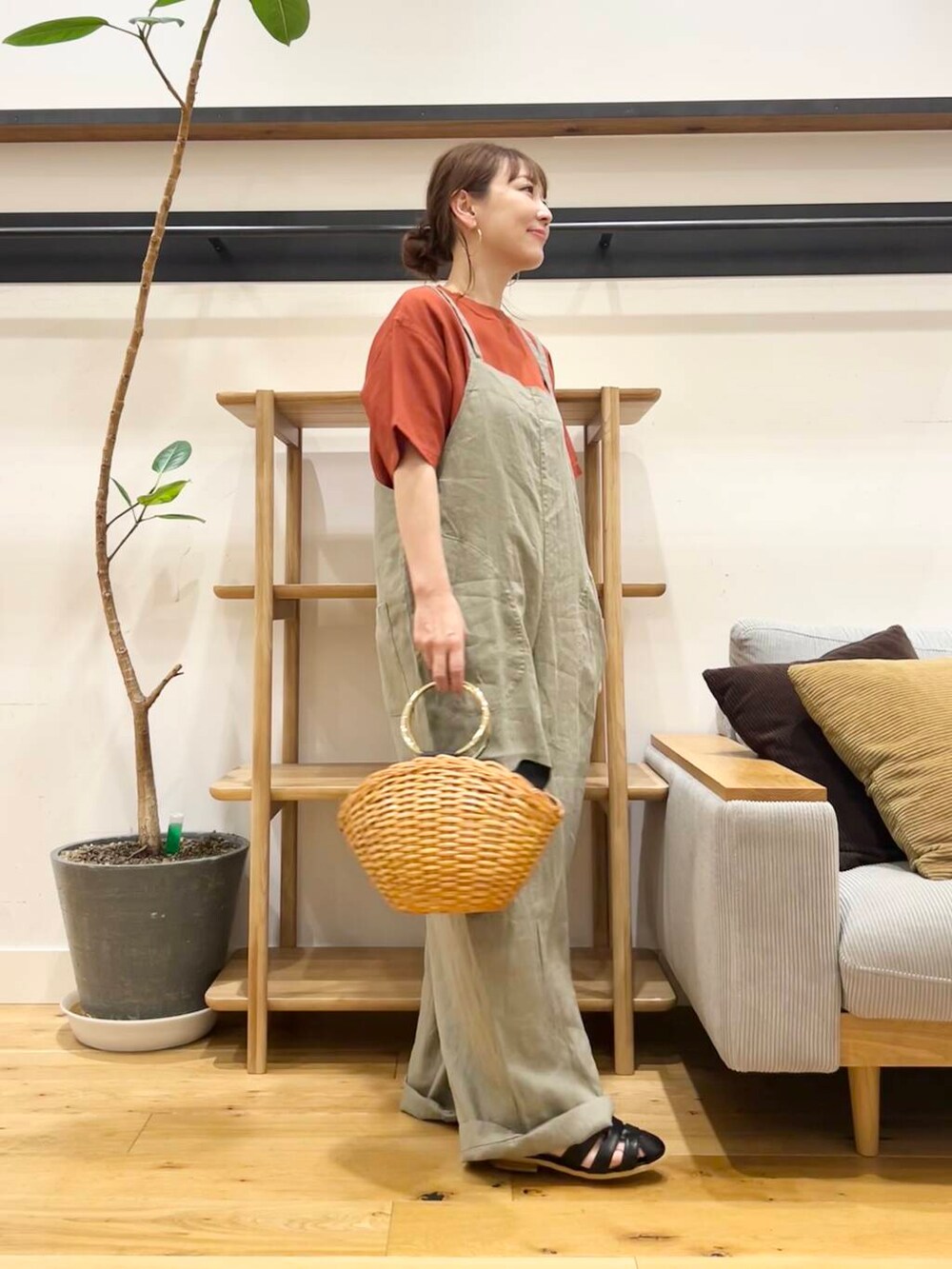 「リネン、doors、低身長コーデ、40代、骨格ストレート、イエベ春、ストレート×イエベ春、ストレート×イエベ」｜「URBAN RESEARCH DOORSのグルカサンダル（サンダル、ブラック系）」を使った、+++ゆき+++さん（レディース・151cm）の春コーディネートの4枚目の写真
