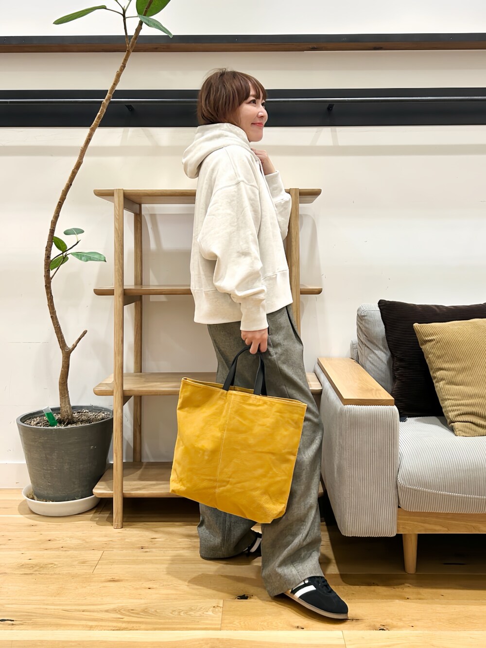 ベージュ系のパーカー、グレー系のその他パンツ、ブラック系のスニーカーを着用したレディースの秋コーディネートの5枚目の写真