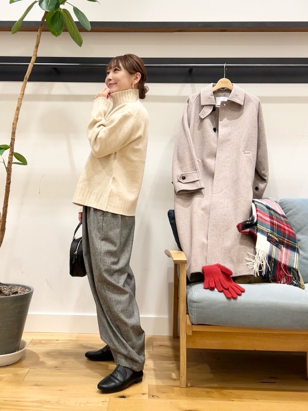 ホワイト系のニット/セーター、グレー系のその他アウターを着用したレディースの冬コーディネートの2枚目の写真