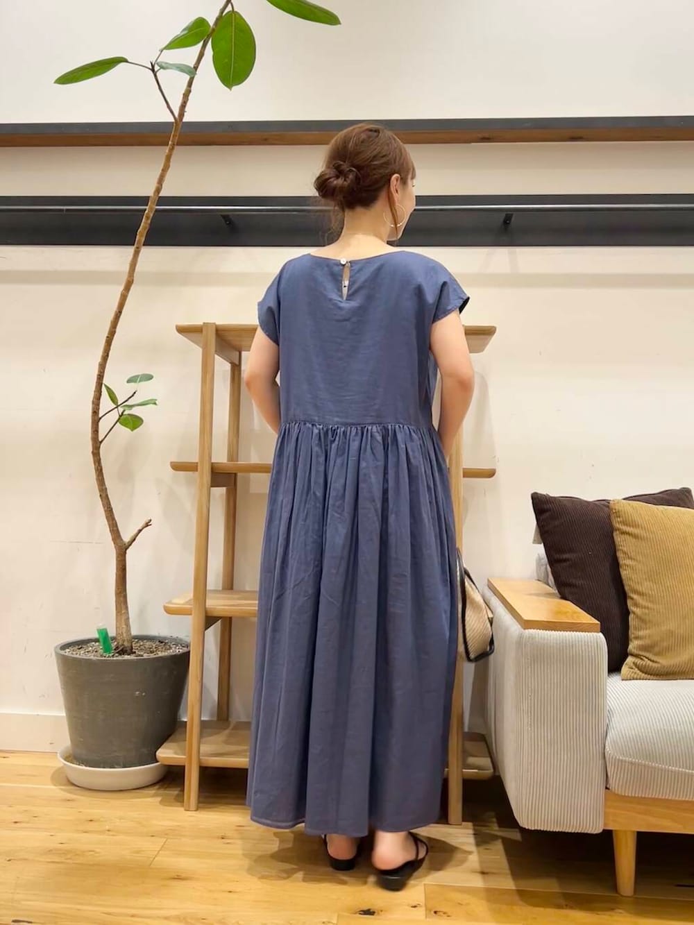 「doors、低身長コーデ、40代、骨格ストレート、イエベ春、ストレート×イエベ春、ストレート×イエベ、私が選ぶセールアイテム25ss」｜「URBAN RESEARCH DOORSの『UR TECH』ボイルリバーシブルワンピース（ワンピース、ブルー系）」を使った、+++ゆき+++さん（レディース・151cm）の夏コーディネートの4枚目の写真