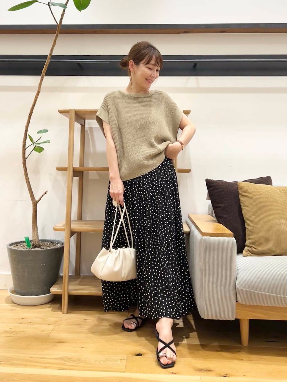 「doors、低身長コーデ、40代、骨格ストレート、イエベ春、ストレート×イエベ春、ストレート×イエベ、リネン着こなし術、私が選ぶセールアイテム25ss」｜「URBAN RESEARCH DOORSの2WAY巾着ショルダーバッグ（ショルダーバッグ、ホワイト系）」を使った、+++ゆき+++さん（レディース・151cm）の夏コーディネートの3枚目の写真