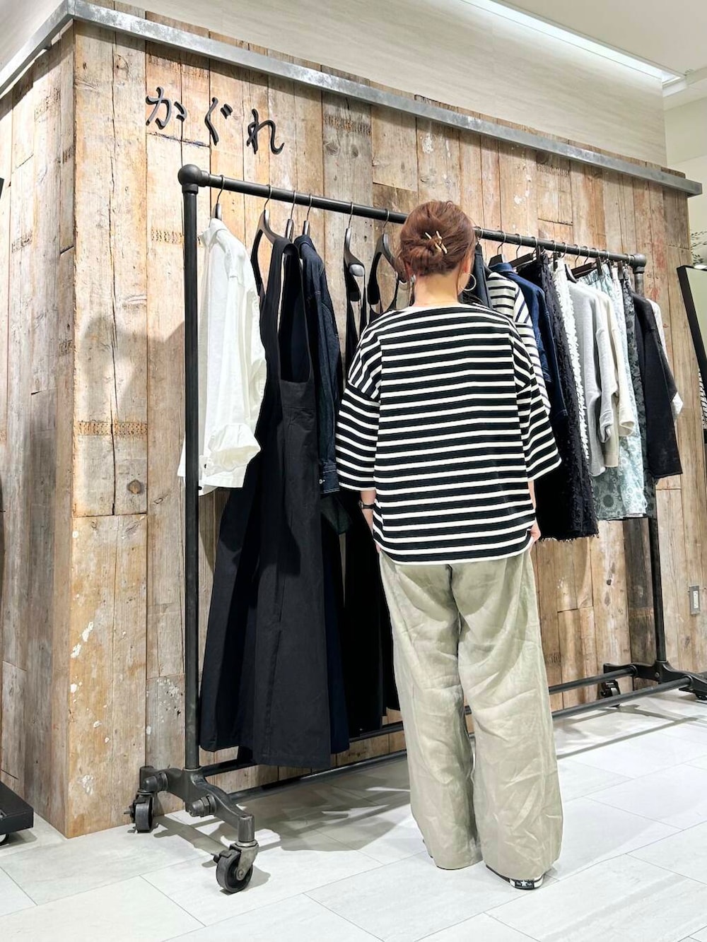 「doors、低身長コーデ、40代、骨格ストレート、イエベ春、ストレート×イエベ春、最旬スニーカーコーデ、ストレート×イエベ」｜「かぐれのリネンイージーパンツ（その他パンツ、ベージュ系）」を使った、+++ゆき+++さん（レディース・151cm）の春コーディネートの4枚目の写真