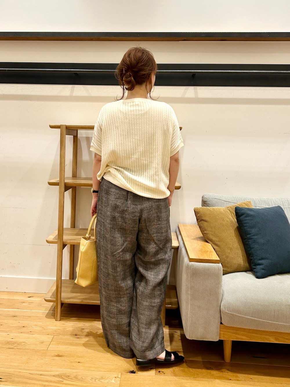 ホワイト系のTシャツ/カットソー、イエロー系のトートバッグ、その他のその他パンツを着用したレディースの夏コーディネートの3枚目の写真