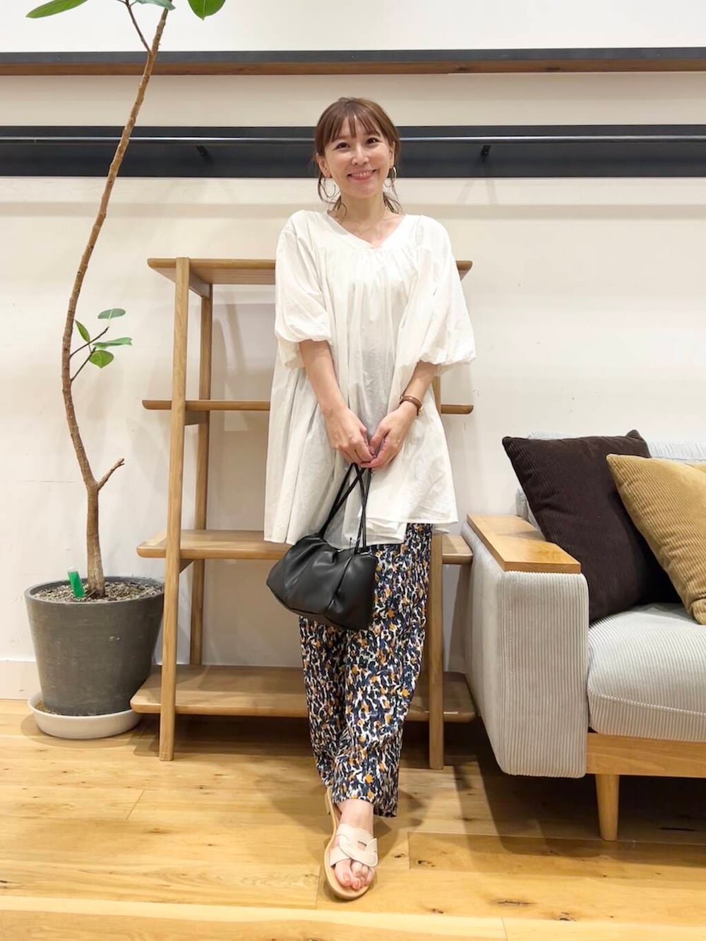 「doors、低身長コーデ、40代、骨格ストレート、イエベ春、ストレート×イエベ春、今から使える秋の先取りコーデ、ストレート×イエベ、私が選ぶセールアイテム25ss」｜「URBAN RESEARCH DOORSの2WAY巾着ショルダーバッグ（ショルダーバッグ、ブラック系）」を使った、+++ゆき+++さん（レディース・151cm）の夏コーディネートの2枚目の写真