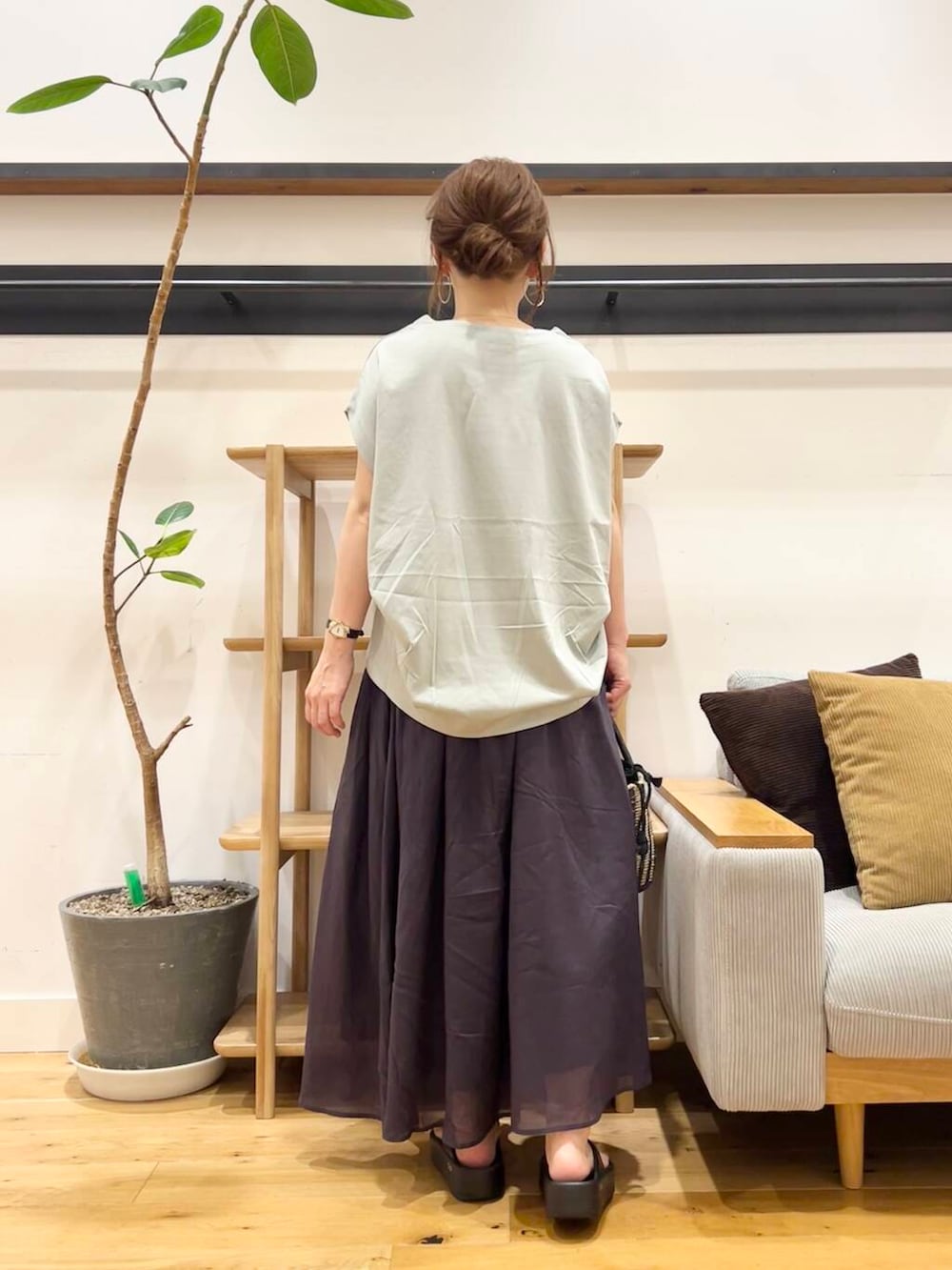 「doors、低身長コーデ、40代、骨格ストレート、イエベ春、ストレート×イエベ春、ストレート×イエベ、一枚で決まるtシャツ」｜「URBAN RESEARCH DOORSの巾着カゴバッグ（ハンドバッグ、ブラック系）」を使った、+++ゆき+++さん（レディース・151cm）の夏コーディネートの3枚目の写真