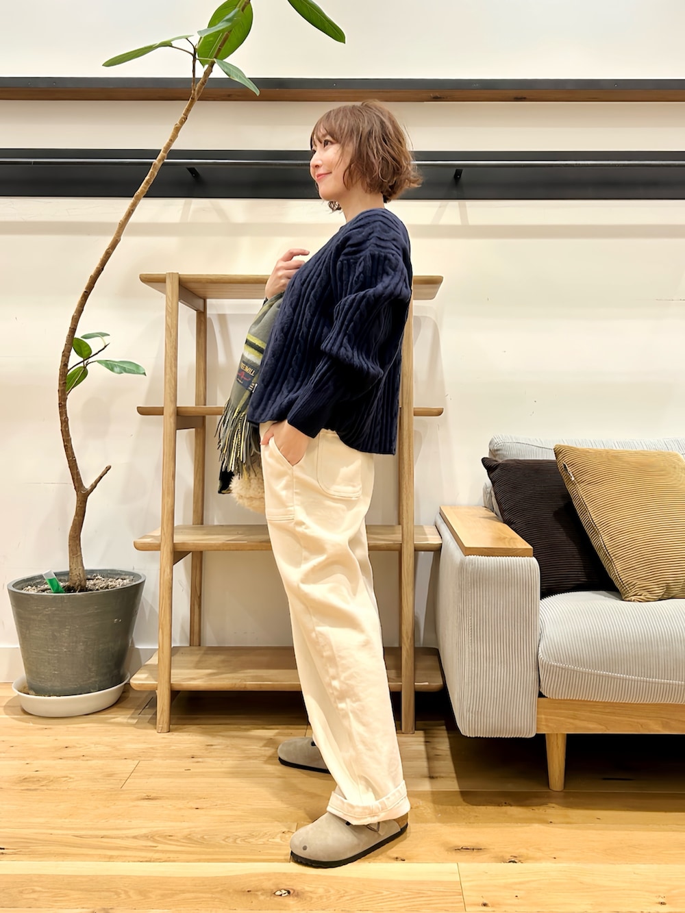 ブルー系のニット/セーター、ホワイト系のその他パンツ、ホワイト系のトートバッグを着用したレディースの秋コーディネートの2枚目の写真