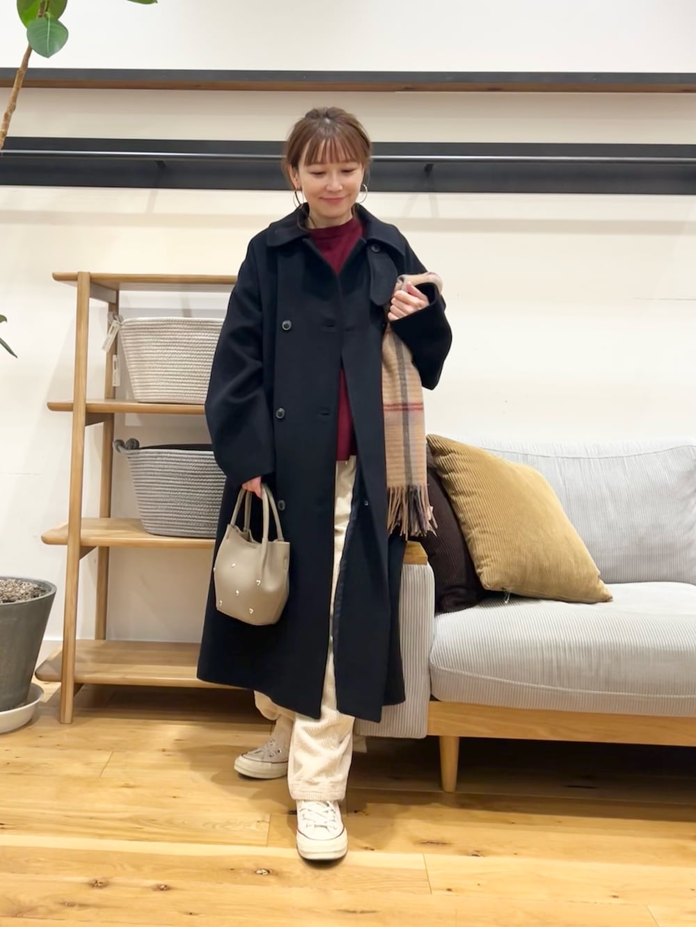 レッド系のニット/セーター、ブラック系のショルダーバッグ、ホワイト系のその他パンツを着用したレディースの冬コーディネートの5枚目の写真