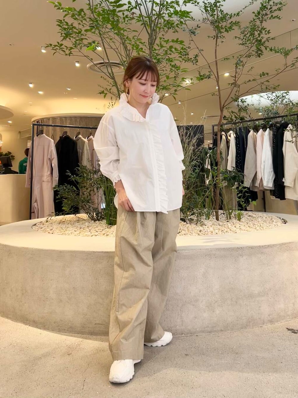 「doors、低身長コーデ、40代、骨格ストレート、イエベ春、ストレート×イエベ春、ストレート×イエベ、シャツが主役の春コーデ」｜「NIKEのNIKE　TC7900（スニーカー、ホワイト系）」を使った、+++ゆき+++さん（レディース・151cm）の春コーディネートの3枚目の写真