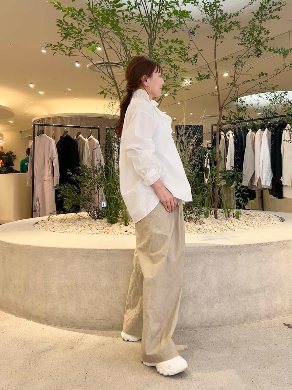 「doors、低身長コーデ、40代、骨格ストレート、イエベ春、ストレート×イエベ春、ストレート×イエベ、シャツが主役の春コーデ」｜「NIKEのNIKE　TC7900（スニーカー、ホワイト系）」を使った、+++ゆき+++さん（レディース・151cm）の春コーディネートの2枚目の写真