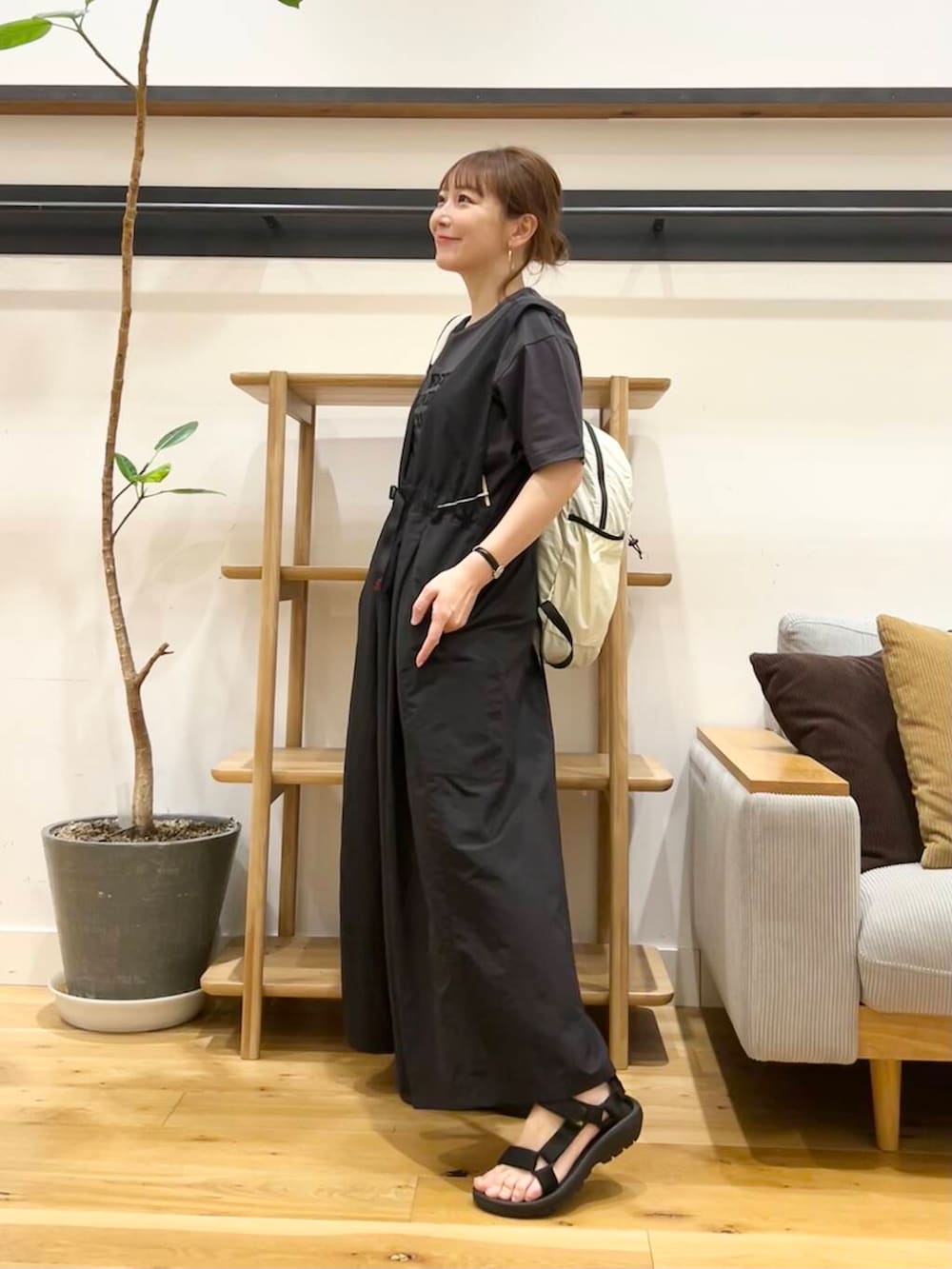 「doors、低身長コーデ、フェスコーデ、40代、骨格ストレート、イエベ春、ストレート×イエベ春、ストレート×イエベ」｜「Gramicciの『別注』『撥水/2WAY仕様』GRAMICCI　アクティブナイロンサロペット（サロペット/オーバーオール、ブラック系）」を使った、+++ゆき+++さん（レディース・151cm）の春コーディネートの2枚目の写真