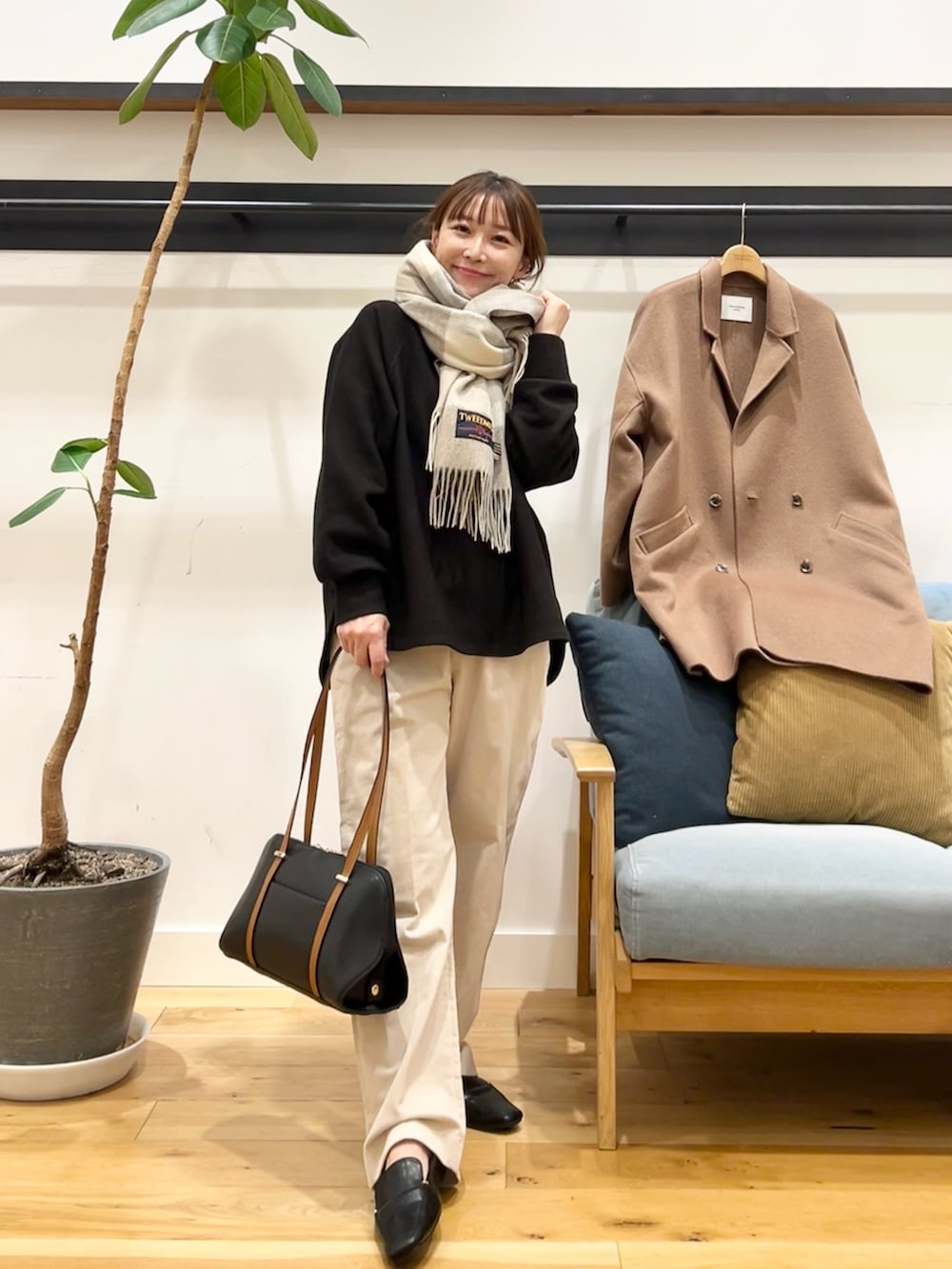 グレー系のTシャツ/カットソー、ブラック系のボストンバッグを着用したレディースの冬コーディネートの6枚目の写真