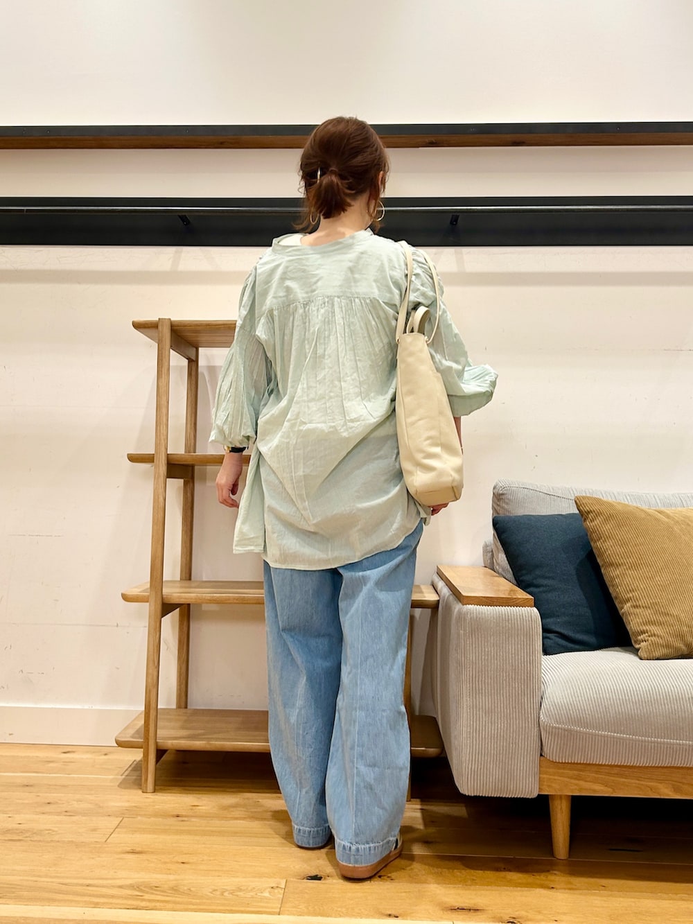 グリーン系のシャツ/ブラウス、ブルー系のデニムパンツ、ベージュ系のスニーカーを着用したレディースの春コーディネートの4枚目の写真