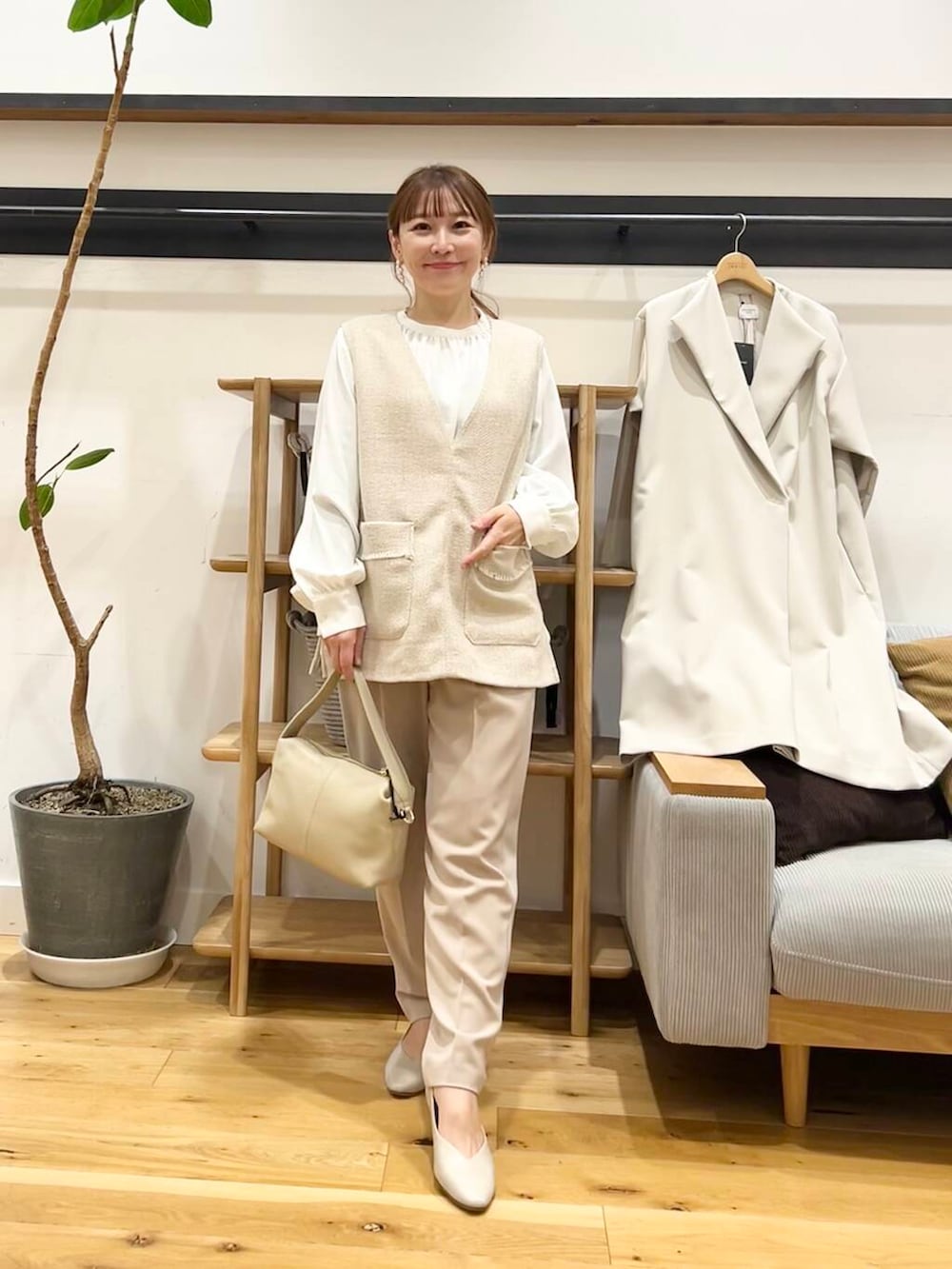 「セレモニースタイル、doors、低身長コーデ、40代、骨格ストレート、イエベ春、ストレート×イエベ春」｜「URBAN RESEARCH DOORSのペプラムトップスセットアップ（セットアップ、ベージュ系）」を使った、+++ゆき+++さん（レディース・151cm）の冬コーディネートの2枚目の写真