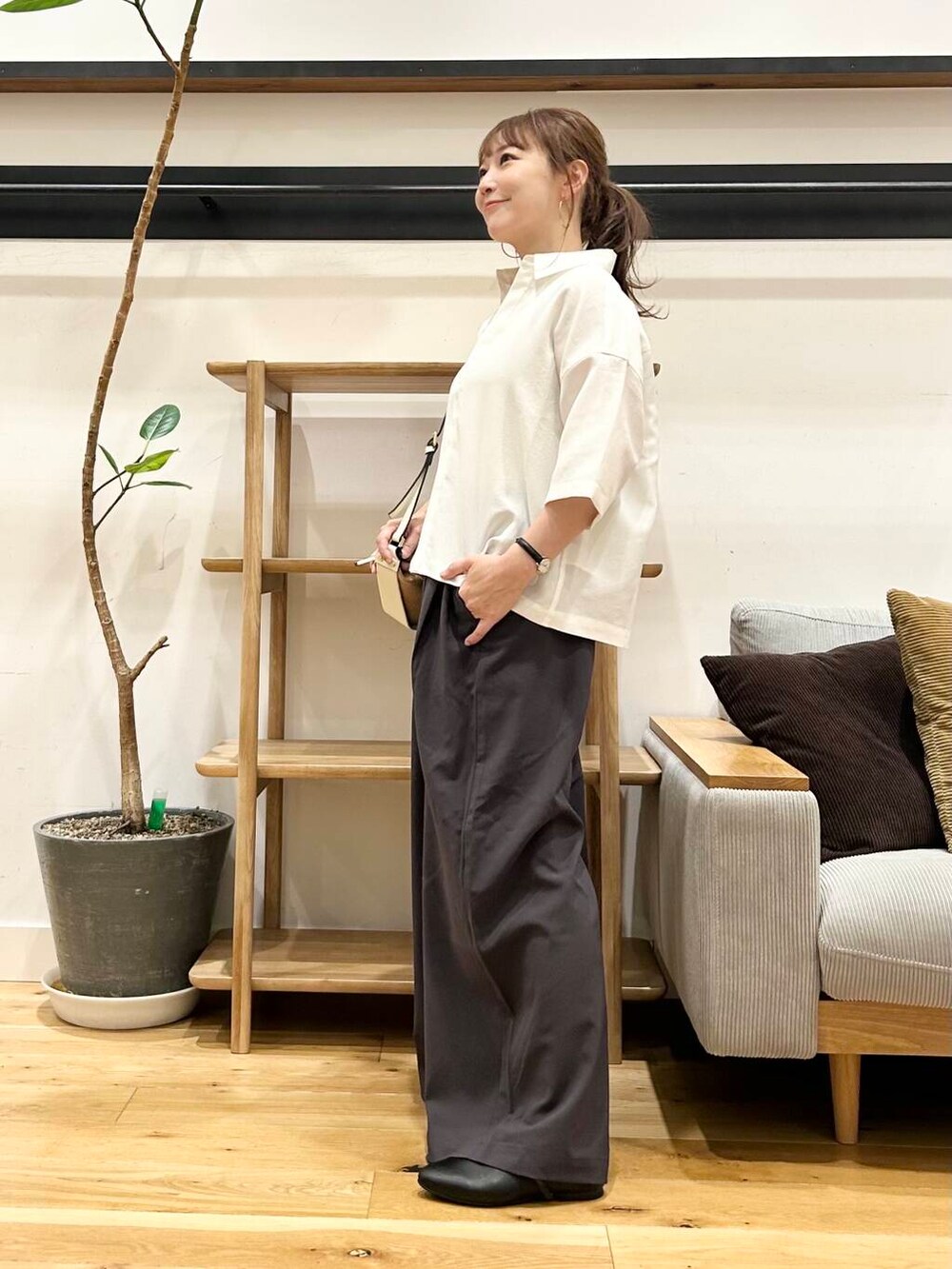 ブラック系のパンプス、ホワイト系のショルダーバッグ、グレー系のその他パンツを着用したレディースの春コーディネートの5枚目の写真