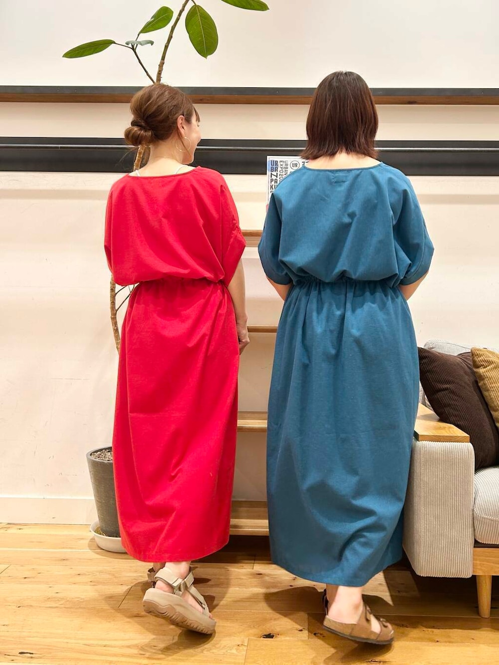 「doors、低身長コーデ、40代、骨格ストレート、イエベ春、ストレート×イエベ春、ストレート×イエベ、リネン着こなし術」｜「URBAN RESEARCH DOORSの『WEB/一部店舗限定サイズ』『UR TECH 高機能リネン』ウエストギャザーワンピース（ワンピース、レッド系）」を使った、+++ゆき+++さん（レディース・151cm）の夏コーディネートの4枚目の写真