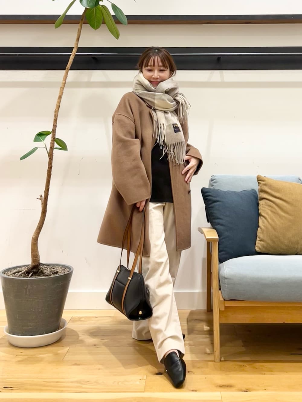 グレー系のTシャツ/カットソー、ブラック系のボストンバッグを着用したレディースの冬コーディネートの4枚目の写真