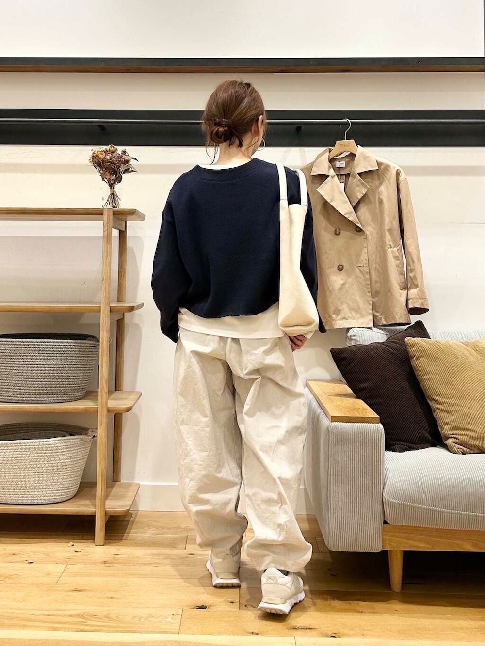 「doors、低身長コーデ、40代、骨格ストレート、イエベ春、ストレート×イエベ春、春アウターコーデ、ストレート×イエベ、新作スニーカーコーデ」｜「URBAN RESEARCH DOORSのミドルインレイVネックプルオーバー（Tシャツ/カットソー、ブルー系）」を使った、+++ゆき+++さん（レディース・151cm）の冬コーディネートの3枚目の写真