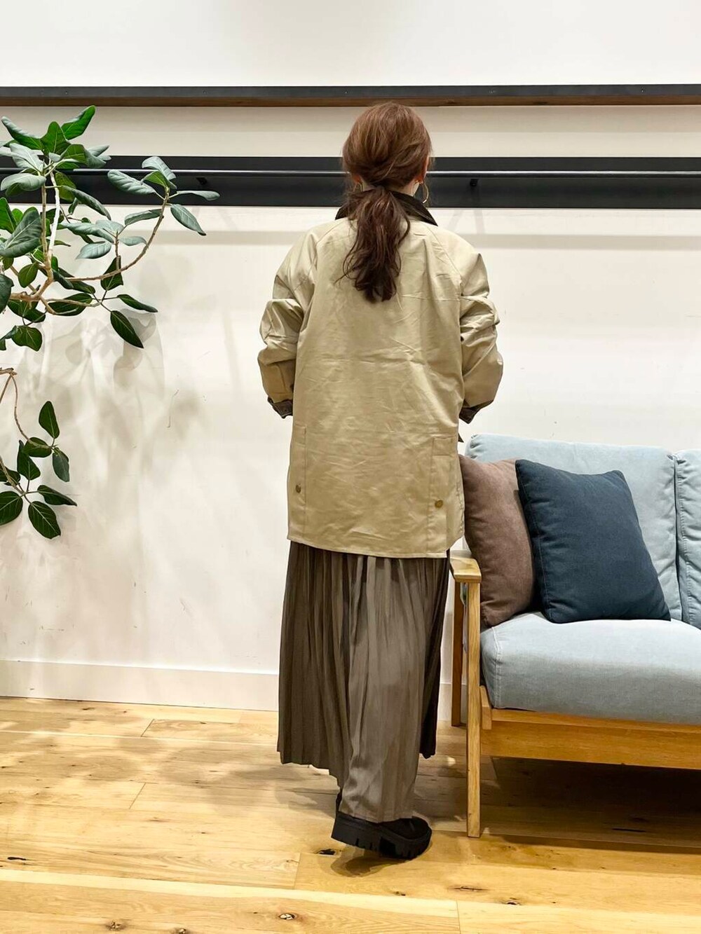 ブラック系のブーツ、レッド系のニット/セーター、ブラウン系のハンドバッグを着用したレディースの秋コーディネートの8枚目の写真