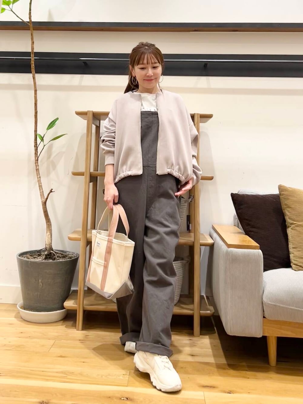 「doors、低身長コーデ、40代、骨格ストレート、イエベ春、ストレート×イエベ春、ストレート×イエベ、新作スニーカーコーデ、最旬スウェットコーデ」｜「NIKEのNIKE　TC7900（スニーカー、ホワイト系）」を使った、+++ゆき+++さん（レディース・151cm）の春コーディネートの5枚目の写真