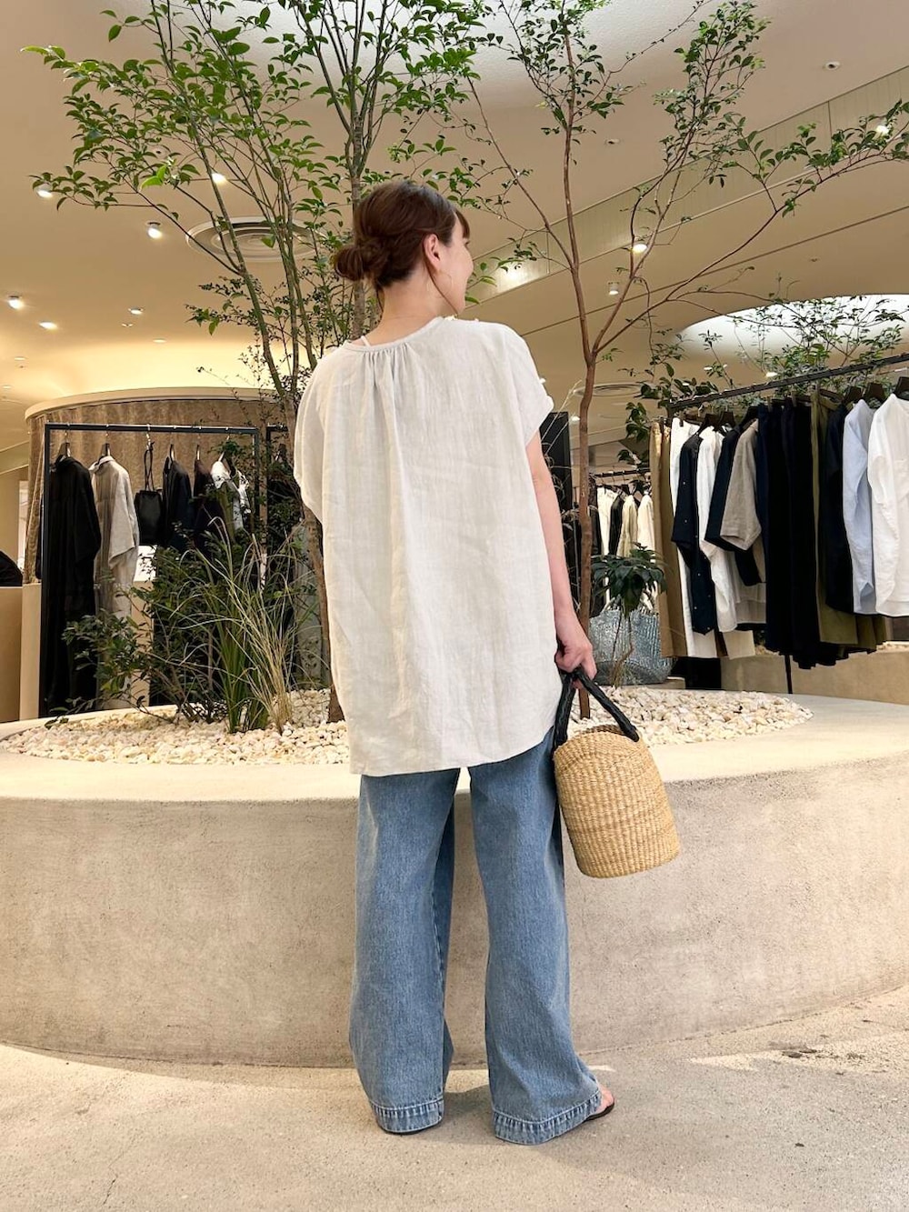 「doors、低身長コーデ、40代、骨格ストレート、イエベ春、ストレート×イエベ春、ストレート×イエベ、万能ブラウスコーデ」｜「かぐれのフェードデニムイージーパンツ（デニムパンツ、ブルー系）」を使った、+++ゆき+++さん（レディース・151cm）の夏コーディネートの4枚目の写真