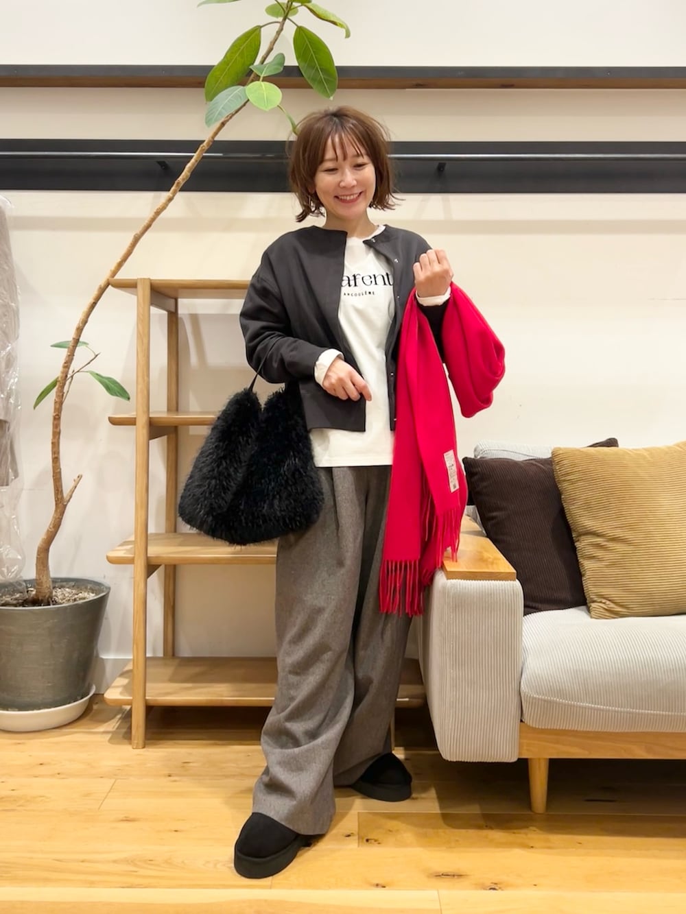 グレー系のカーディガン/ボレロ、ホワイト系のTシャツ/カットソー、グレー系のその他パンツを着用したレディースの冬コーディネートの4枚目の写真