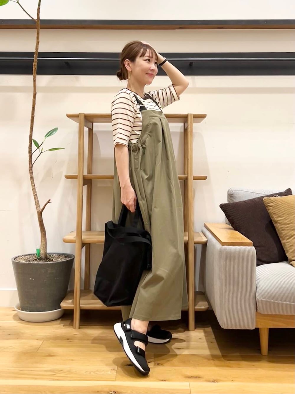 「doors、低身長コーデ、フェスコーデ、40代、骨格ストレート、イエベ春、ストレート×イエベ春、ストレート×イエベ」｜「URBAN RESEARCH DOORSの『WEB/一部店舗限定カラー』『UR TECH POLIsh POLI』ワークジャンスカ（ワンピース、グリーン系）」を使った、+++ゆき+++さん（レディース・151cm）の春コーディネートの3枚目の写真
