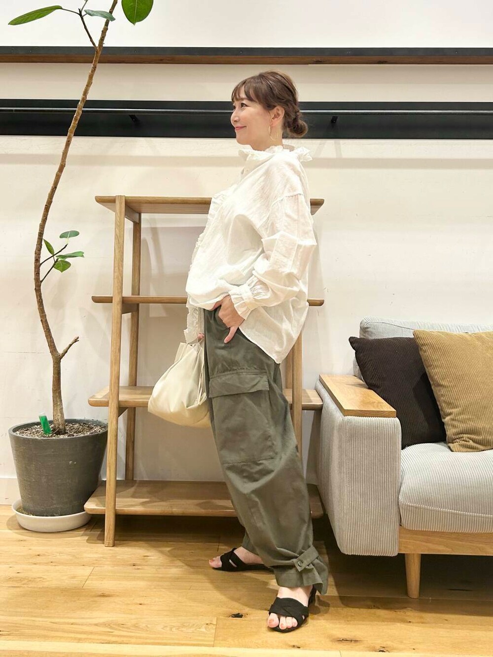 ブラック系のサンダル、ホワイト系のシャツ/ブラウス、ホワイト系のショルダーバッグを着用したレディースの夏コーディネートの3枚目の写真