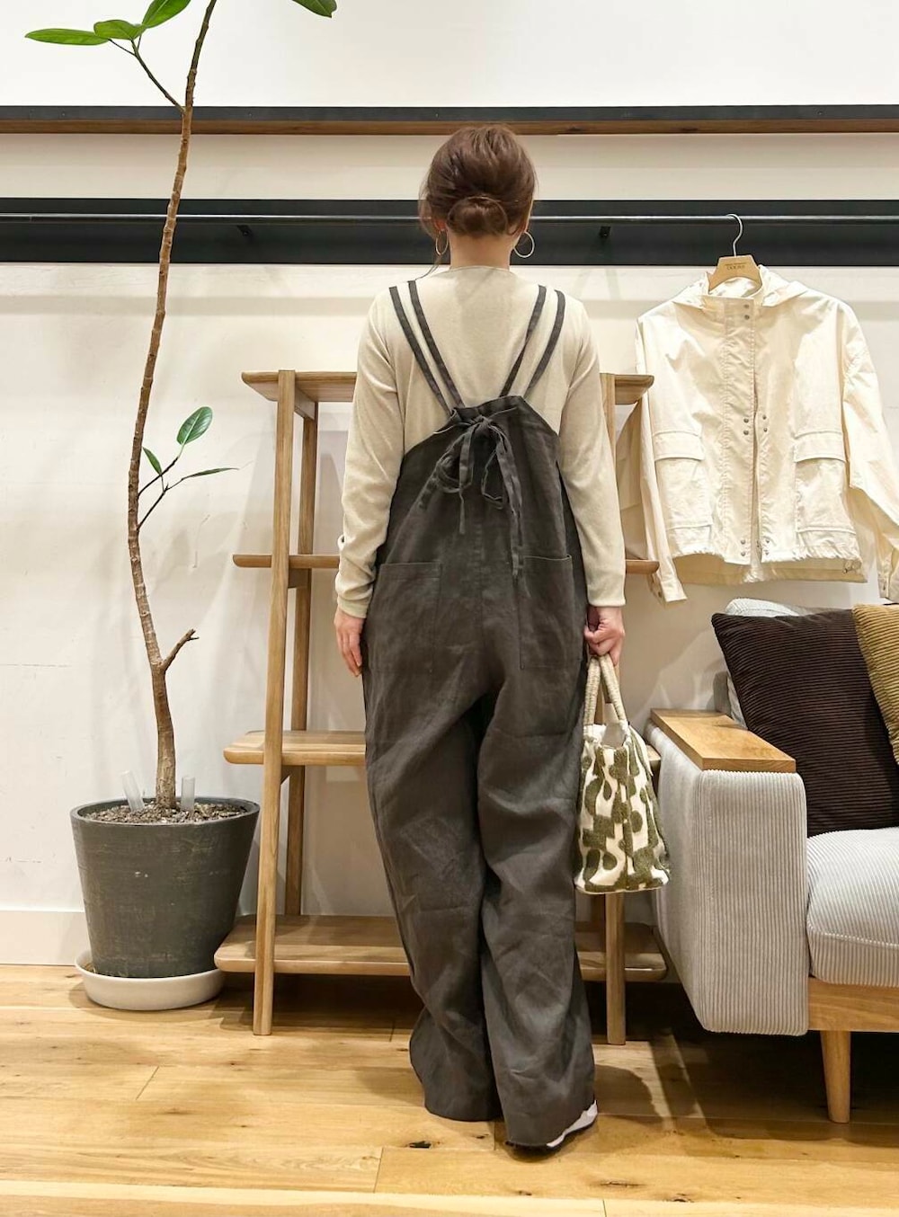 「doors、低身長コーデ、40代、骨格ストレート、イエベ春、ストレート×イエベ春、最旬スニーカーコーデ、ストレート×イエベ」｜「URBAN RESEARCH DOORSのショート丈マウンテンパーカー（マウンテンパーカー、ホワイト系）」を使った、+++ゆき+++さん（レディース・151cm）の春コーディネートの4枚目の写真