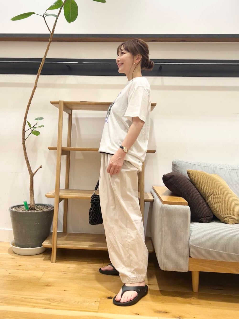 「doors、低身長コーデ、40代、骨格ストレート、イエベ春、ストレート×イエベ春、ストレート×イエベ、夏フェスコーデ、私が選ぶセールアイテム25ss」｜「OOFOSのOOFOS　Ooriginal（サンダル、ブラック系）」を使った、+++ゆき+++さん（レディース・151cm）の夏コーディネートの2枚目の写真