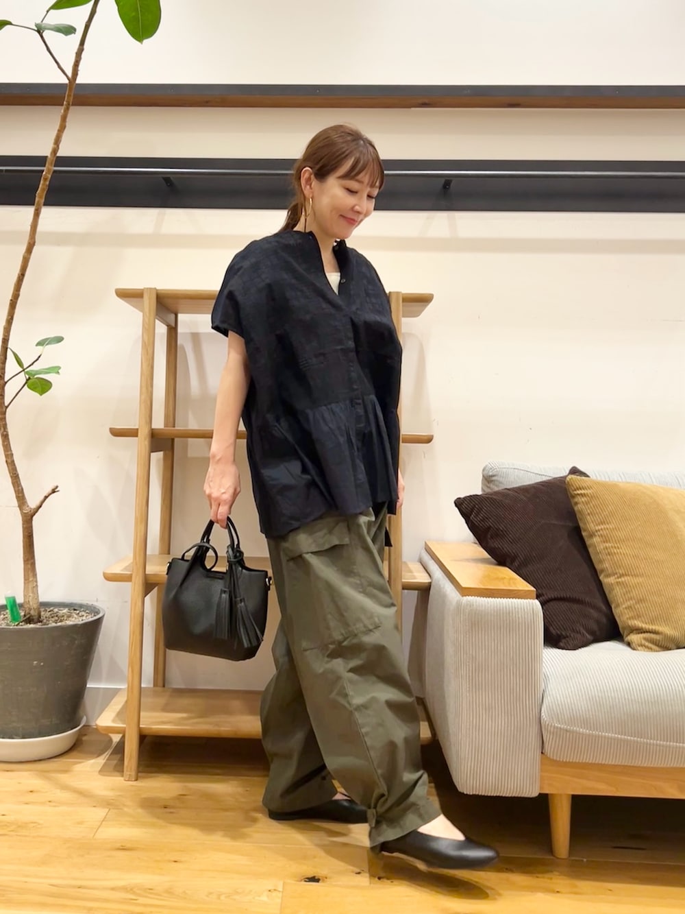 ブルー系のシャツ/ブラウス、グリーン系のその他パンツ、ブラック系のショルダーバッグを着用したレディースの夏コーディネートの5枚目の写真