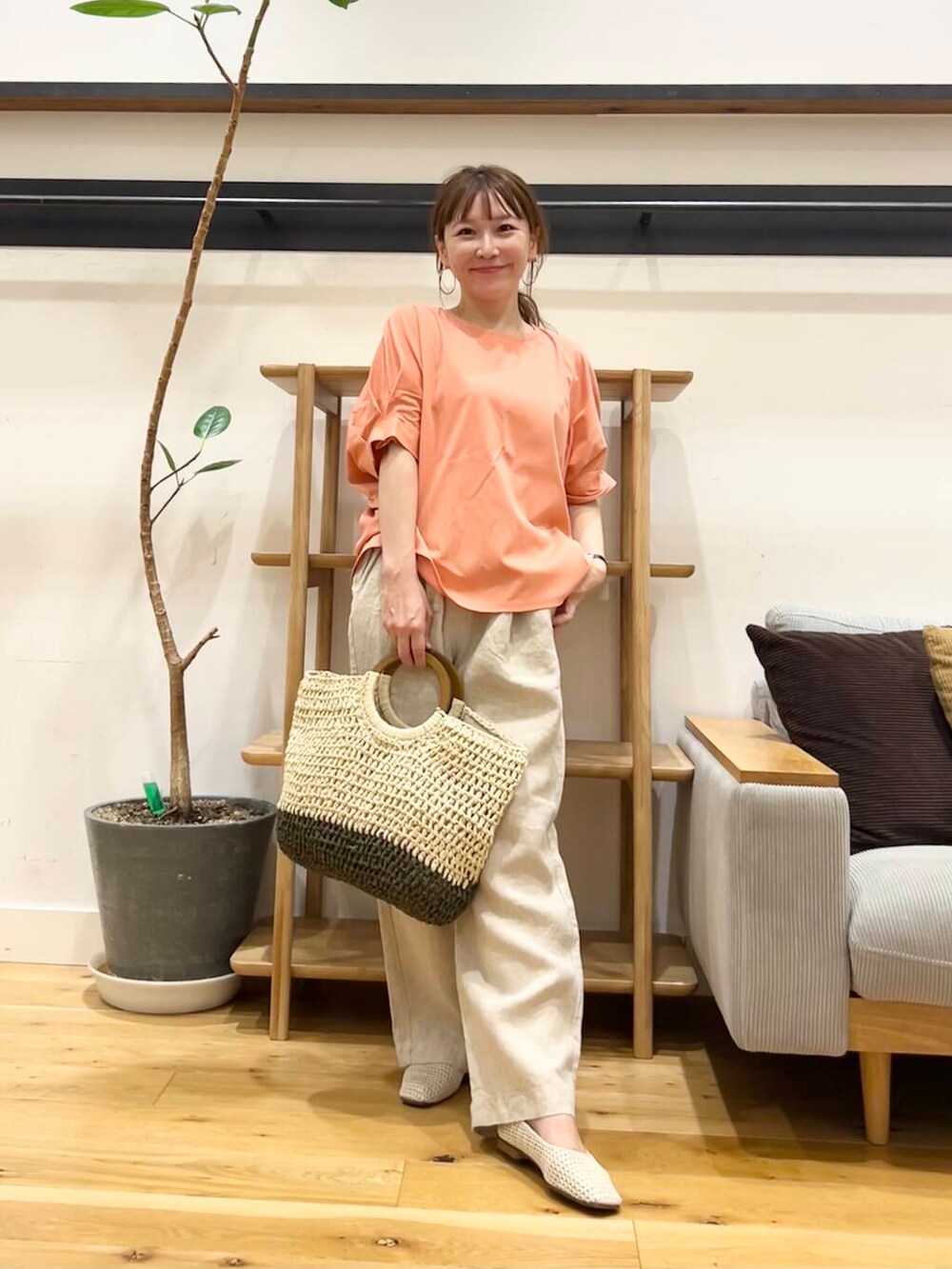 「doors、低身長コーデ、40代、骨格ストレート、イエベ春、ストレート×イエベ春、ストレート×イエベ、初夏のお出掛けコーデ」｜「URBAN RESEARCH DOORSのリネンイージーパンツ（その他パンツ、ベージュ系）」を使った、+++ゆき+++さん（レディース・151cm）の春コーディネートの2枚目の写真