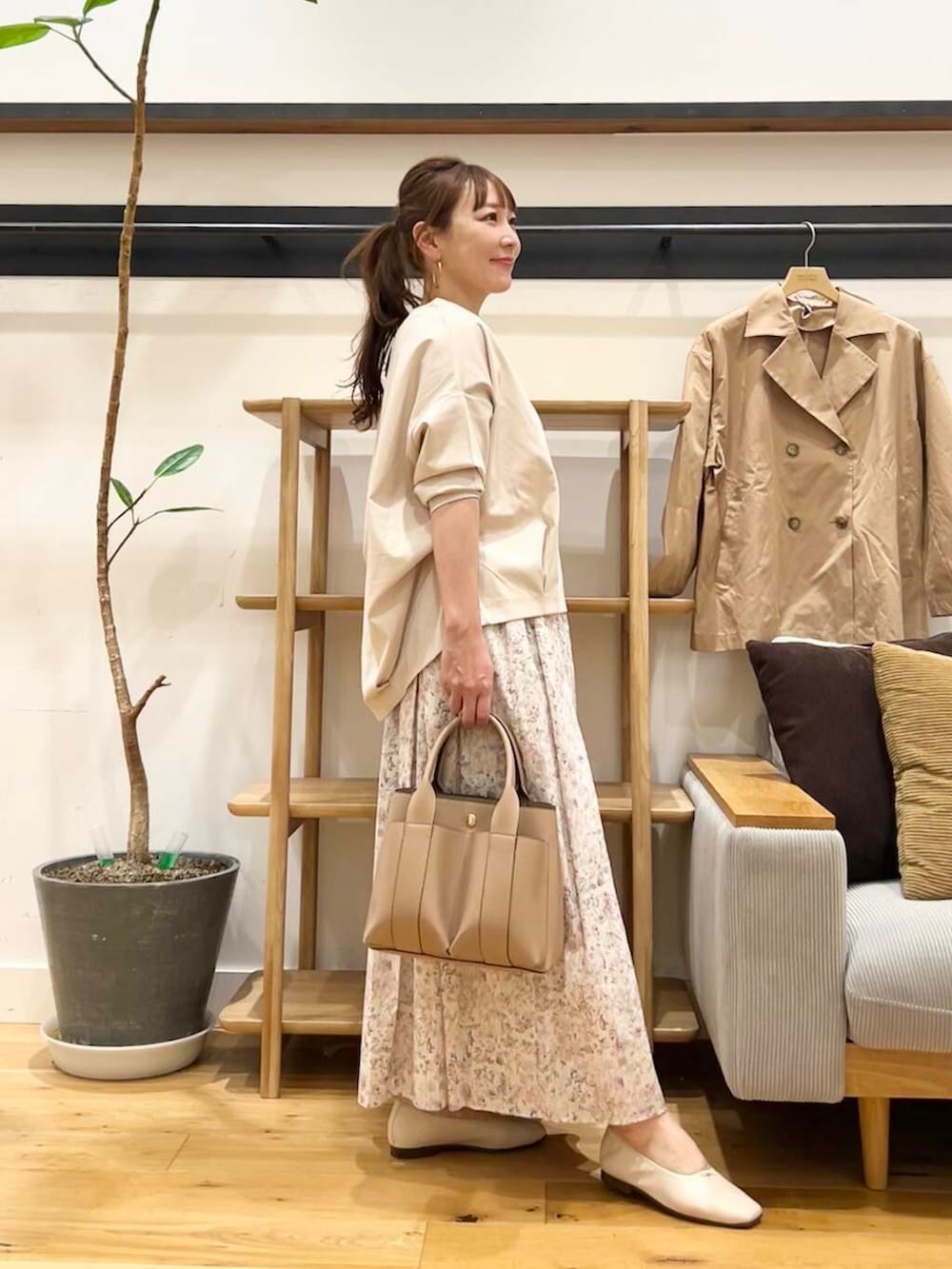 「doors、低身長コーデ、40代、骨格ストレート、イエベ春、ストレート×イエベ春、ストレート×イエベ、春のジャケットスタイル」｜「URBAN RESEARCH DOORSのショートダブルコート（その他アウター、ベージュ系）」を使った、+++ゆき+++さん（レディース・151cm）の春コーディネートの4枚目の写真