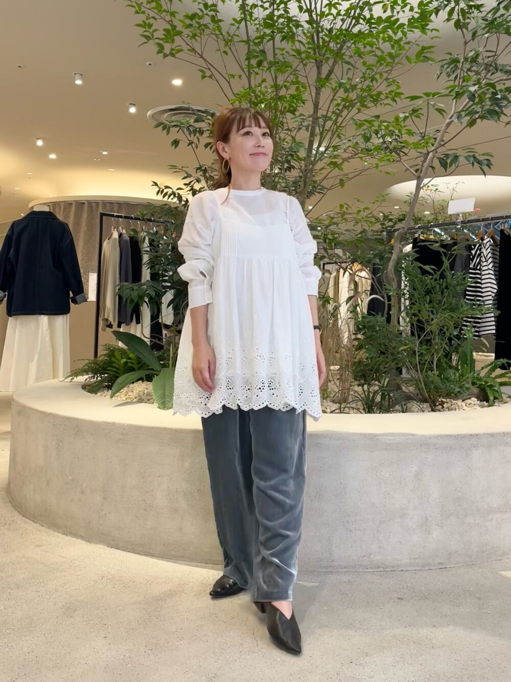 ホワイト系のキャミソール、ホワイト系のシャツ/ブラウス、ブルー系のその他パンツを着用したレディースの秋コーディネートの4枚目の写真