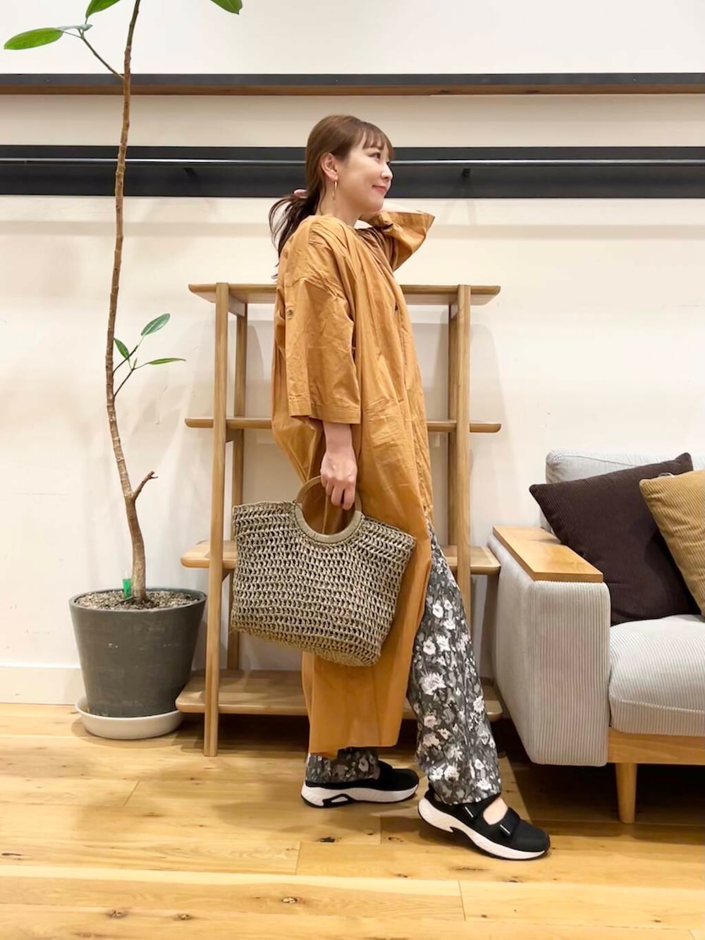 「doors、低身長コーデ、40代、骨格ストレート、イエベ春、ストレート×イエベ春、最旬スニーカーコーデ、ストレート×イエベ」｜「RODE SKOのウッドハンドルペーパーバッグ（トートバッグ、グレー系）」を使った、+++ゆき+++さん（レディース・151cm）の春コーディネートの5枚目の写真