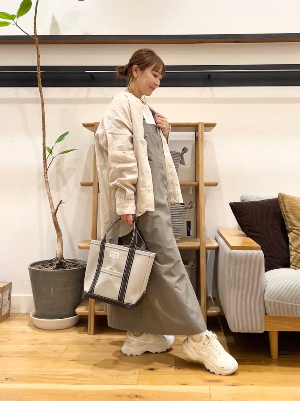 「doors、低身長コーデ、40代、骨格ストレート、イエベ春、ストレート×イエベ春、ストレート×イエベ、シャツが主役の春コーデ」｜「NIKEのNIKE　TC7900（スニーカー、ホワイト系）」を使った、+++ゆき+++さん（レディース・151cm）の春コーディネートの4枚目の写真