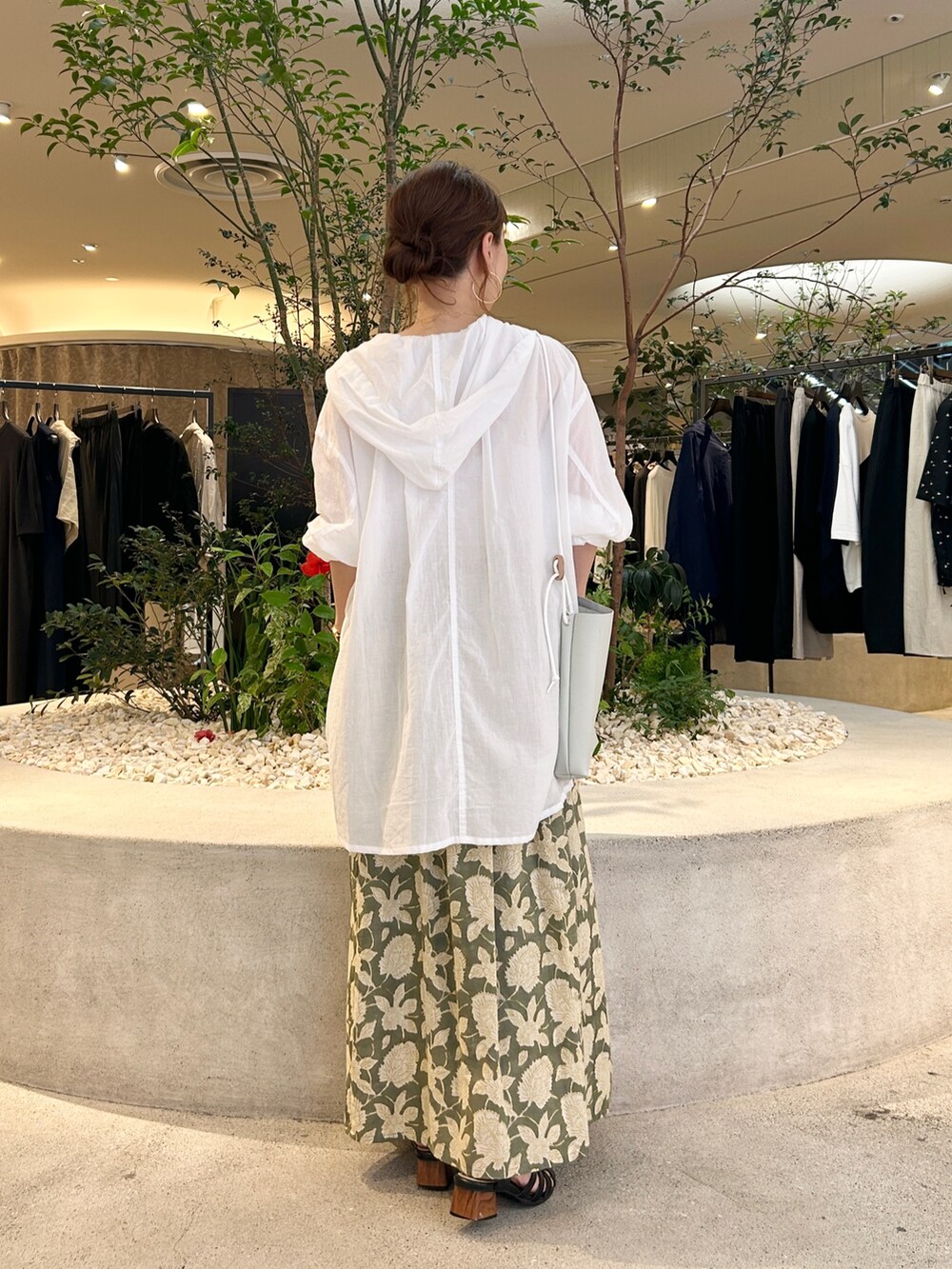ホワイト系のシャツ/ブラウス、グリーン系のスカートを着用したレディースの夏コーディネートの4枚目の写真