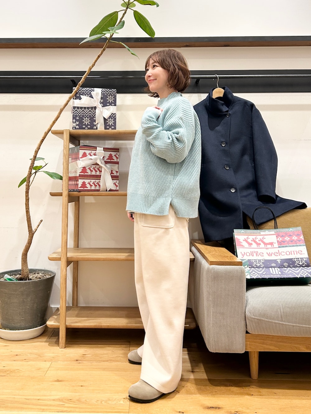 ブルー系のその他アウター、グリーン系のニット/セーター、ホワイト系のその他パンツを着用したレディースの冬コーディネートの7枚目の写真