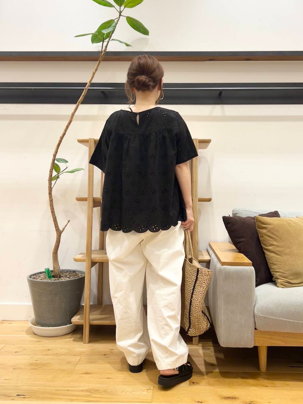 「低身長コーデ、40代、骨格ストレート、イエベ春、ストレート×イエベ春、ストレート×イエベ、一枚で決まるtシャツ、カジュアル派のtシャツコーデ、洒落見えイージーパンツ×サンダル、私が選ぶセールアイテム25ss」｜「URBAN RESEARCH DOORSのペーパートートバッグ（トートバッグ、ベージュ系）」を使った、+++ゆき+++さん（レディース・151cm）の夏コーディネートの4枚目の写真