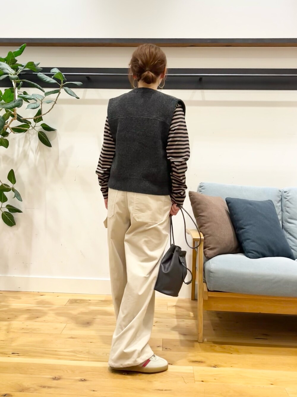 ホワイト系のサロペット/オーバーオール、グレー系のベスト、ベージュ系のTシャツ/カットソーを着用したレディースの秋コーディネートの3枚目の写真