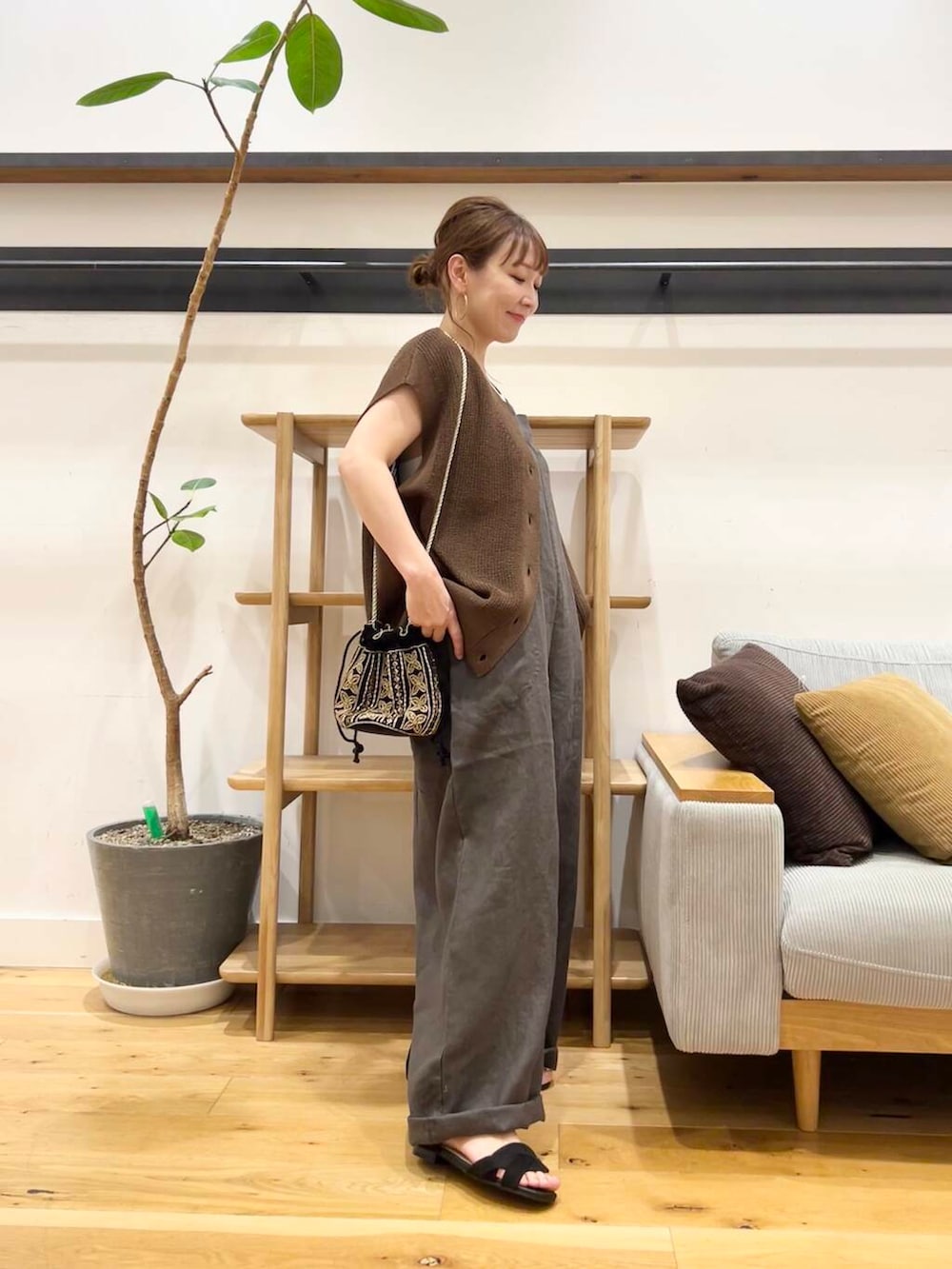 「doors、低身長コーデ、40代、骨格ストレート、イエベ春、ストレート×イエベ春、ストレート×イエベ、リネン着こなし術、洒落見えイージーパンツ×サンダル」|「URBAN RESEARCH DOORSの『一部WEB限定カラー』セパレートフラットサンダル(サンダル、ブラック系)」を使った、+++ゆき+++さん(レディース・151cm)の夏コーディネートの5枚目の写真