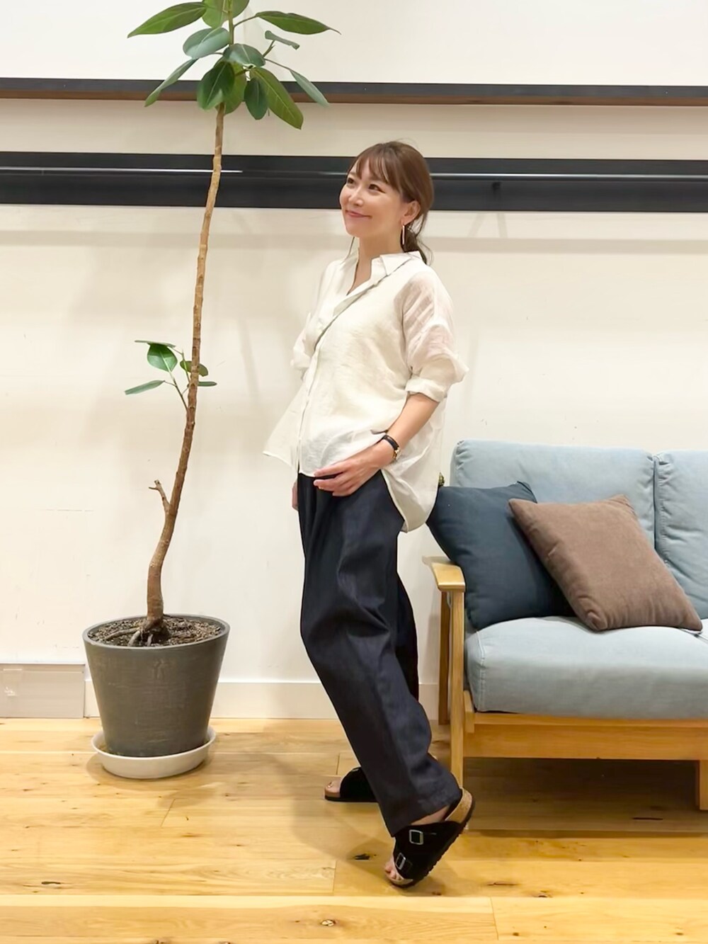 ホワイト系のシャツ/ブラウス、ブルー系のデニムパンツ、ブラック系のサンダルを着用したレディースの夏コーディネートの3枚目の写真